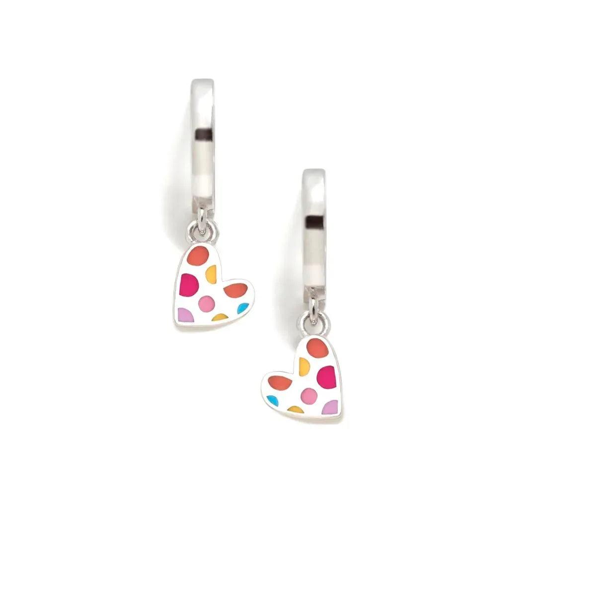 Aros tipo criolla plateados con dijes de corazón esmaltado multicolor