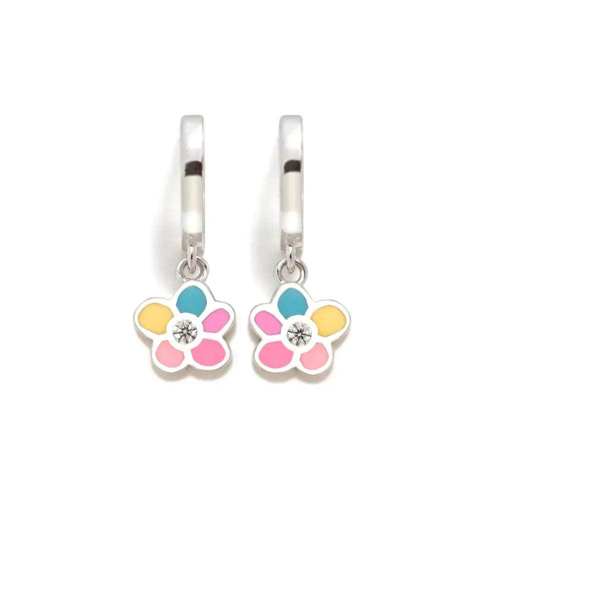 Aretes tipo criolla con dijes flor pastel y cristal, cierre plateado.
