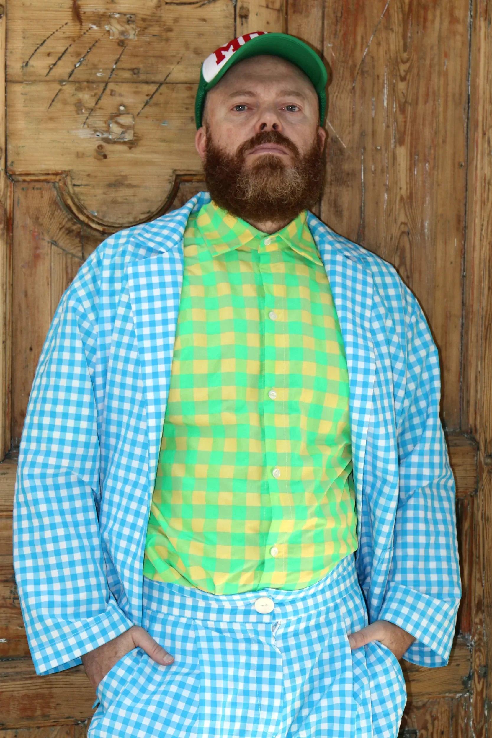 Americana de hombre azul a cuadros vichy, abierta con cuello y mangas largas.