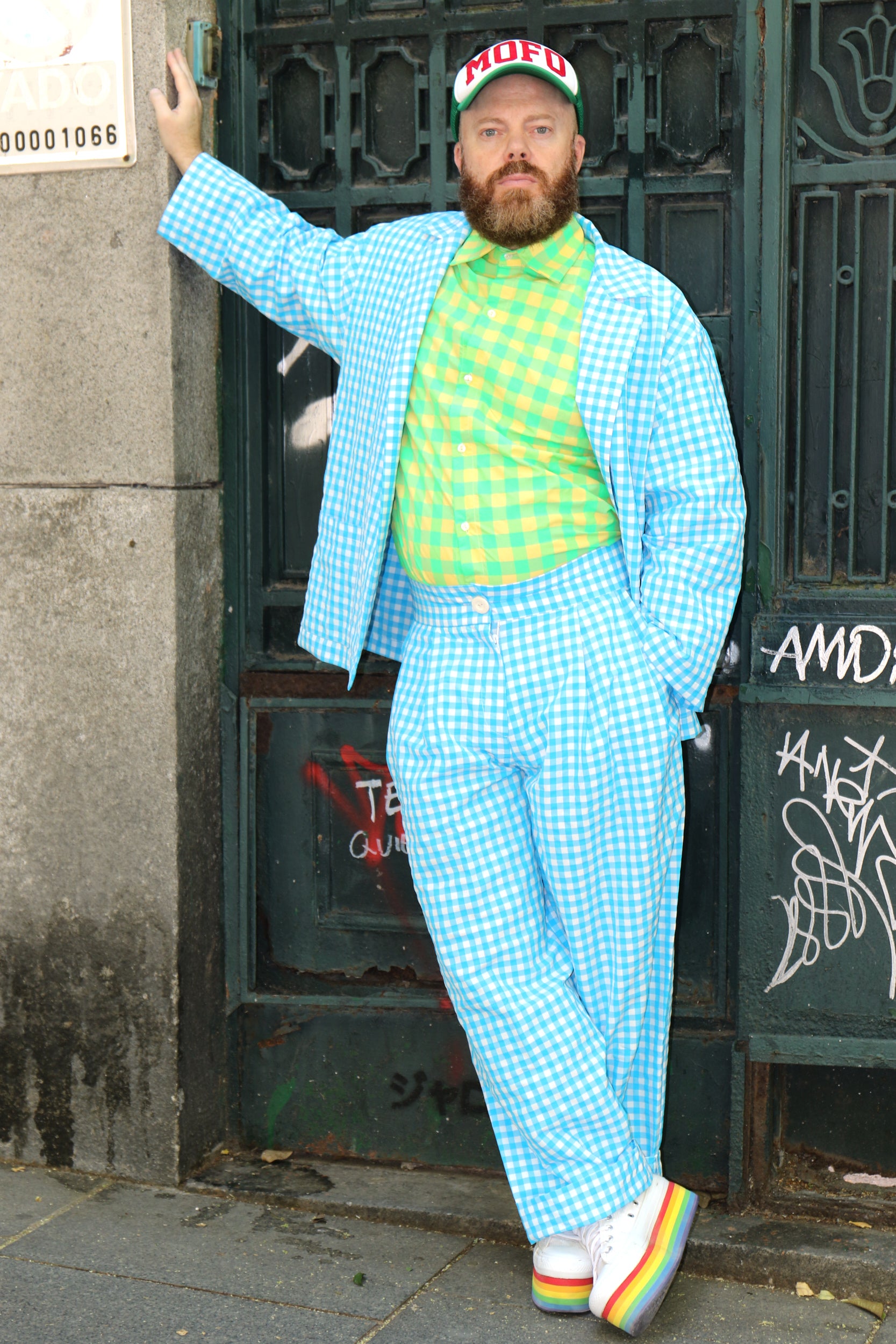 Americana abierta de hombre azul con cuadros vichy, llevada con pantalón a juego.