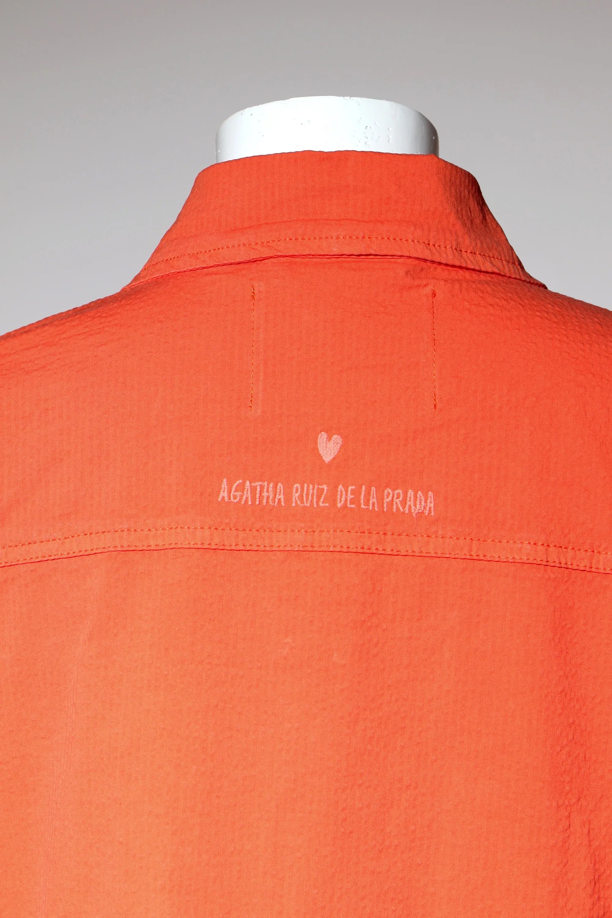 Sobrecamisa naranja con corazón y AGATHA RUIZ DE LA PRADA bordados en la espalda