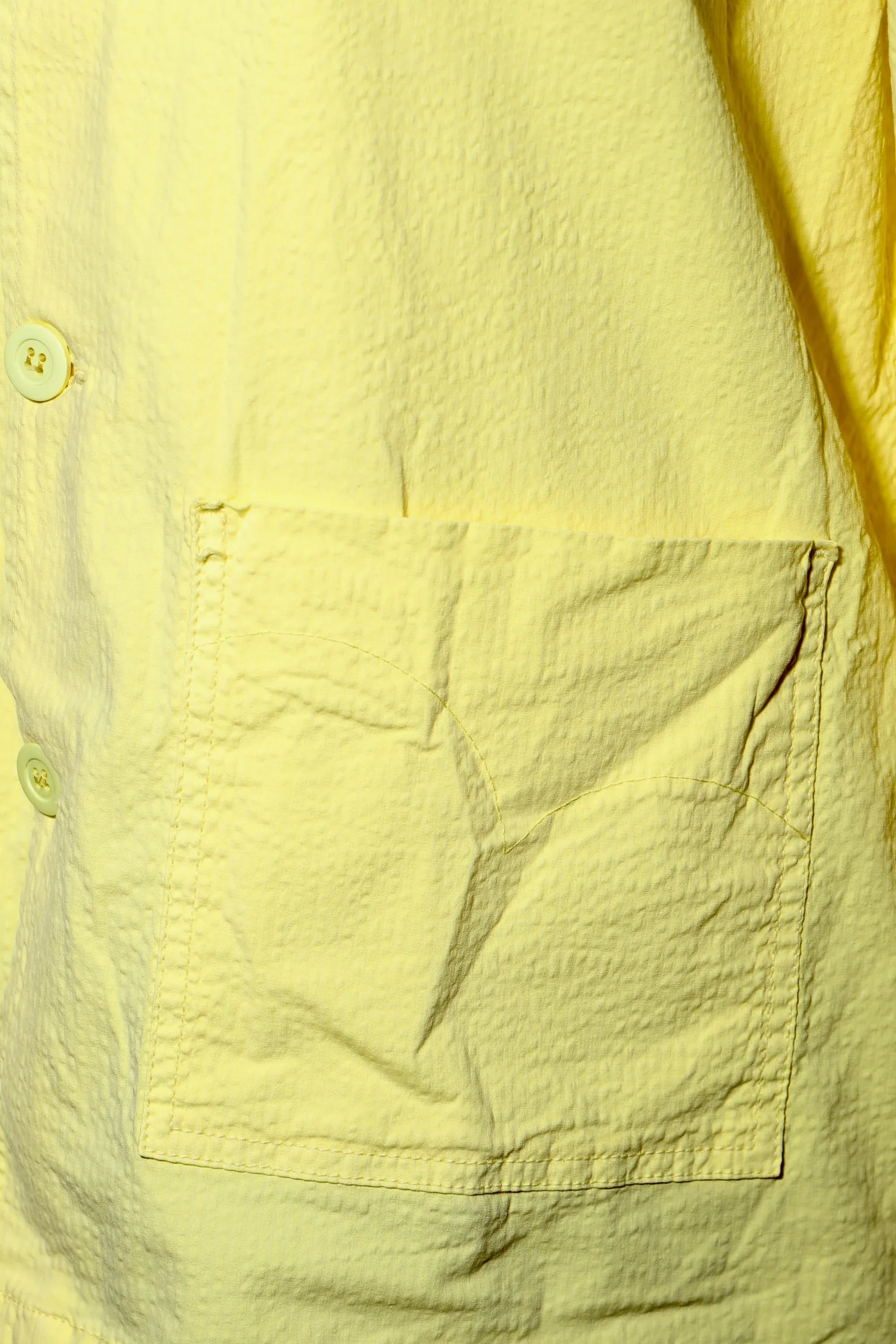 Sobrecamisa amarilla con bolsillo tipo parche y costuras visibles