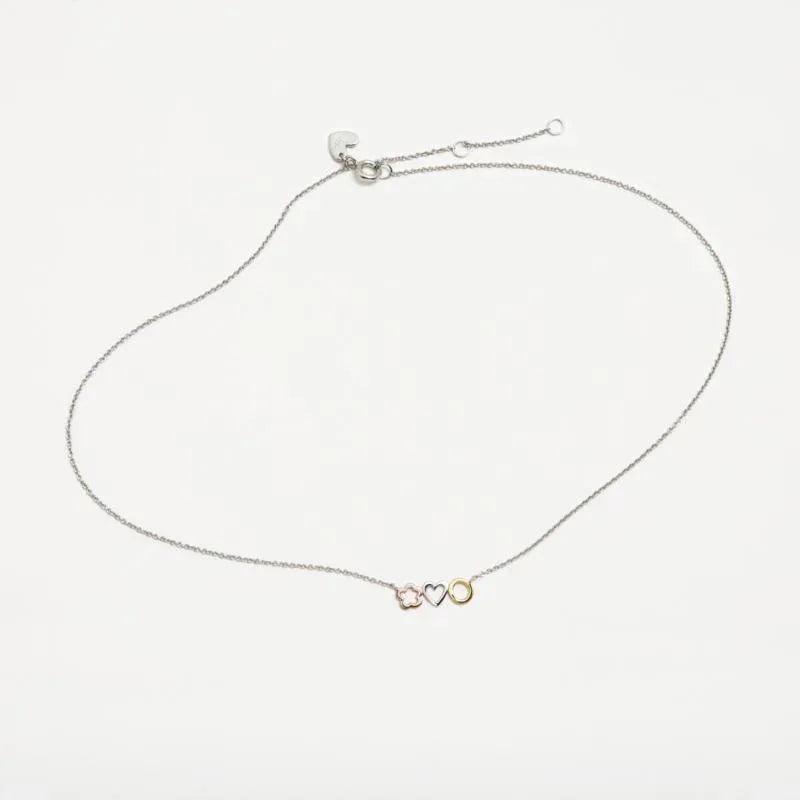 Colgante con cadena plateada y dije con corazón en el centro