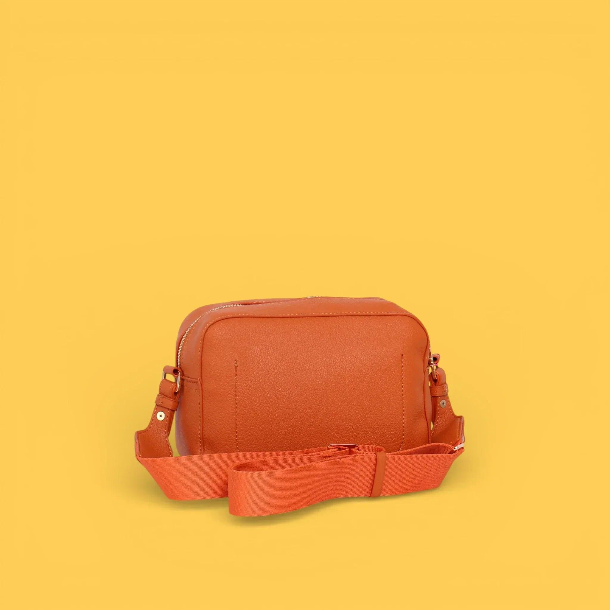 Bandolera naranja de cuero con asa ajustable y costuras laterales