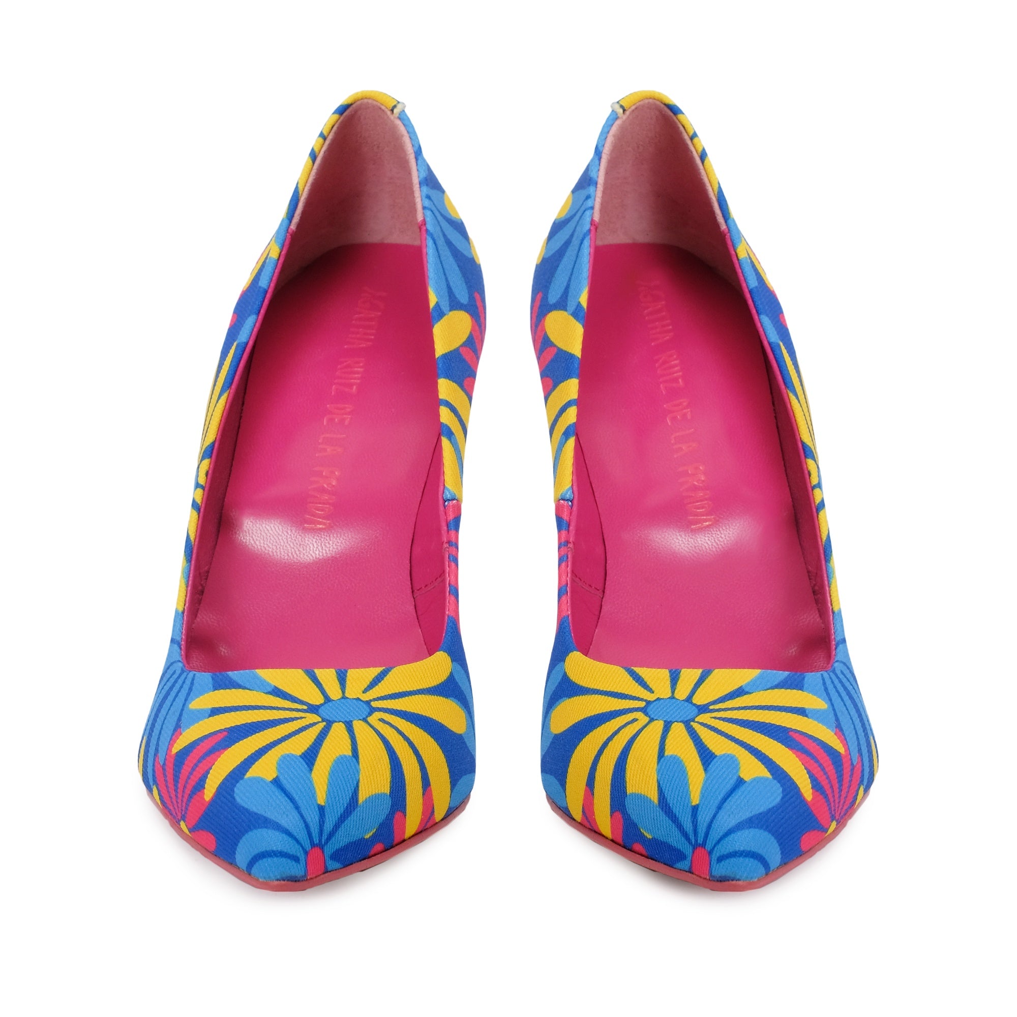 Tacones de aguja floral con interior fucsia y vista frontal de la punta