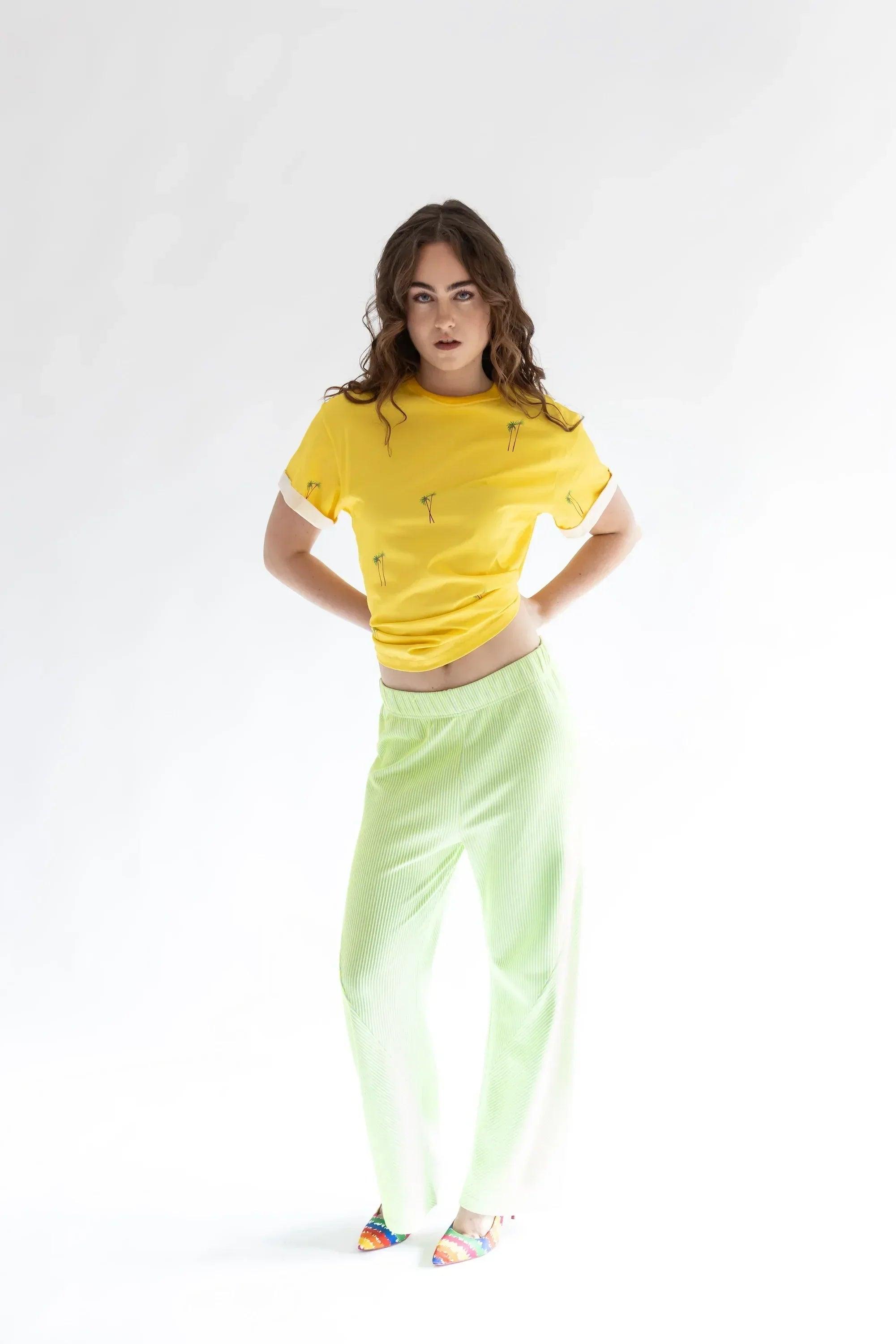 Pantalón verde menta con rayas finas verticales y caída larga