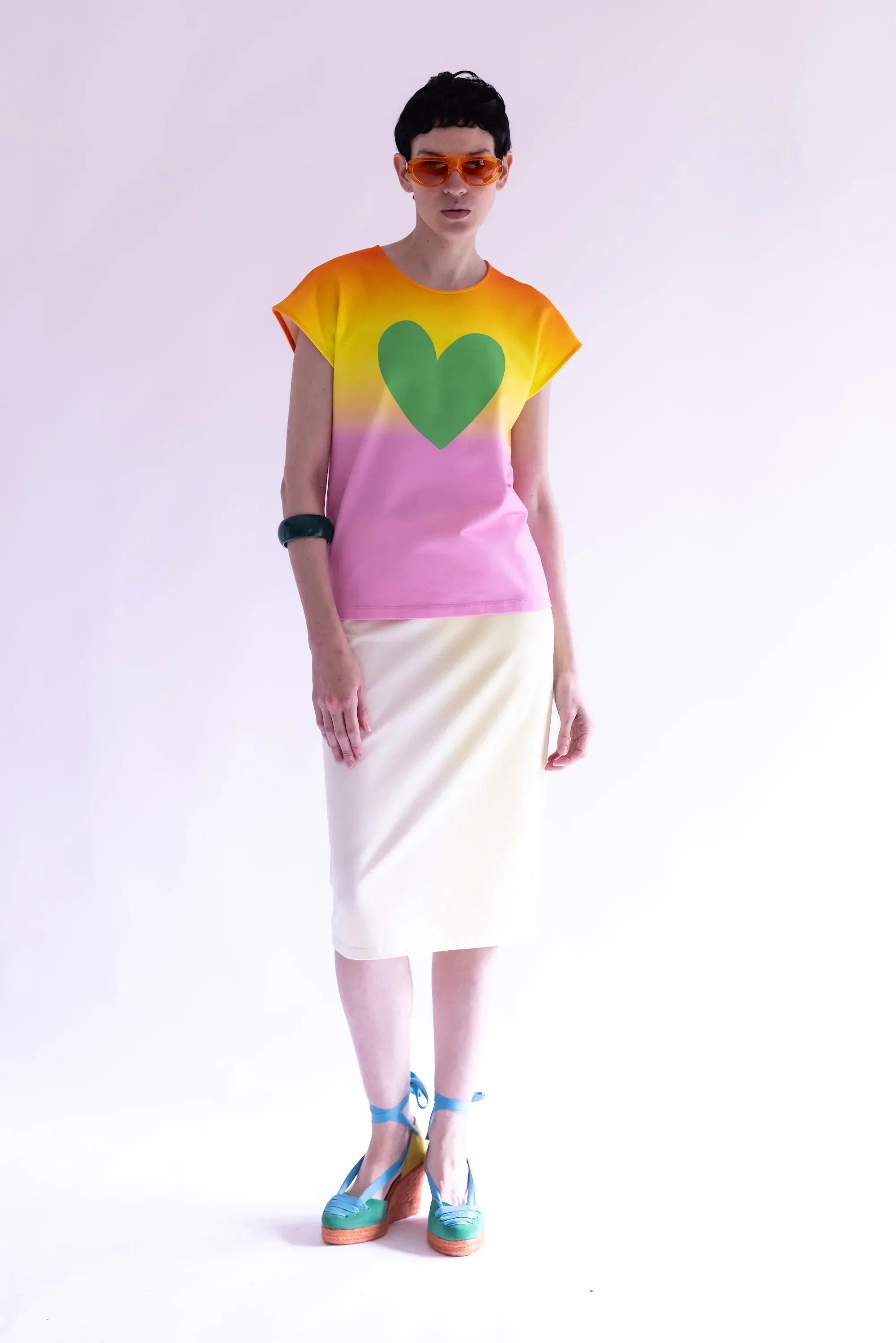 Camiseta sin mangas degradada, corazón verde sobre franjas amarilla y rosa
