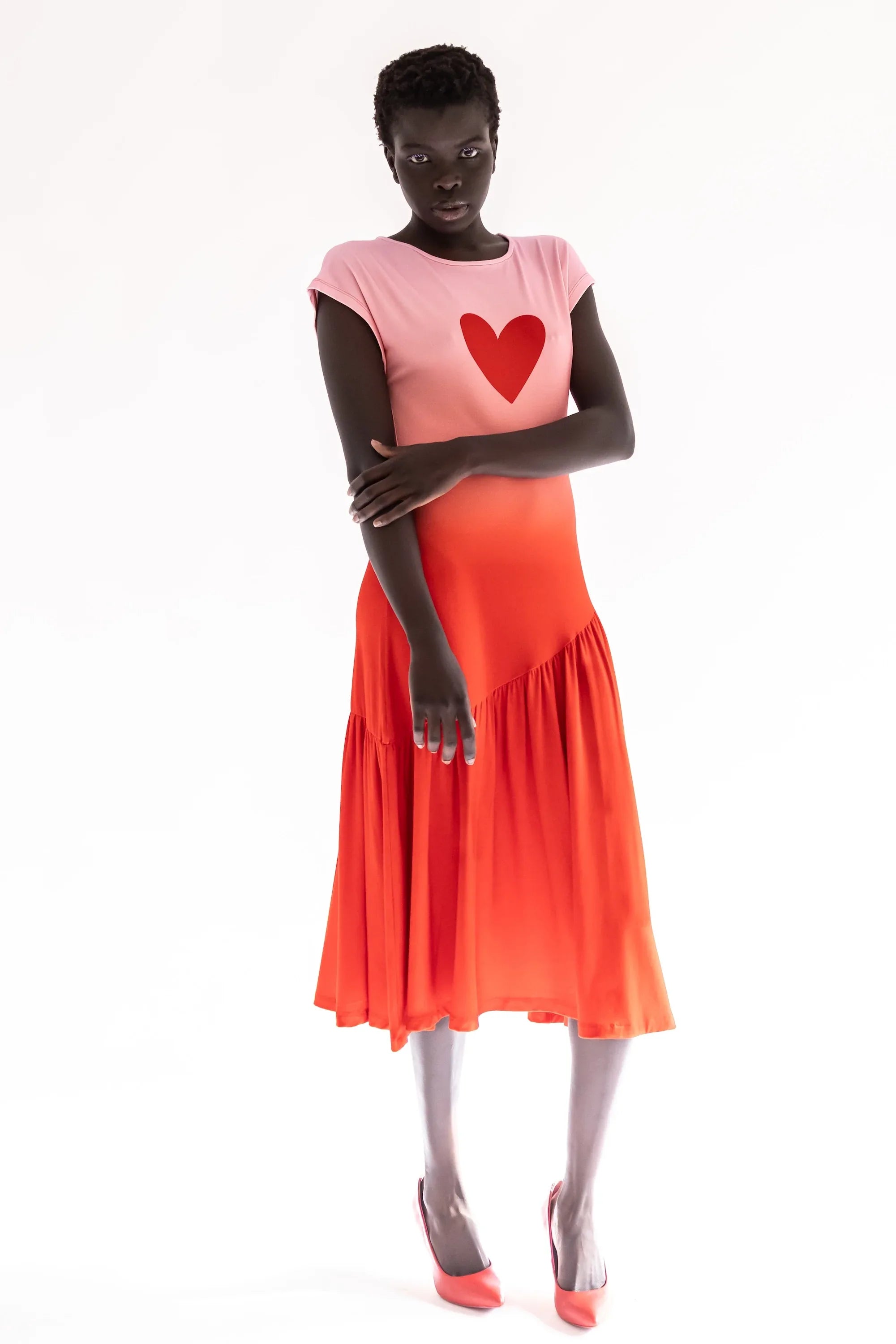 Vestido sin mangas con estampado de corazón y falda con volantes, rojo y rosa