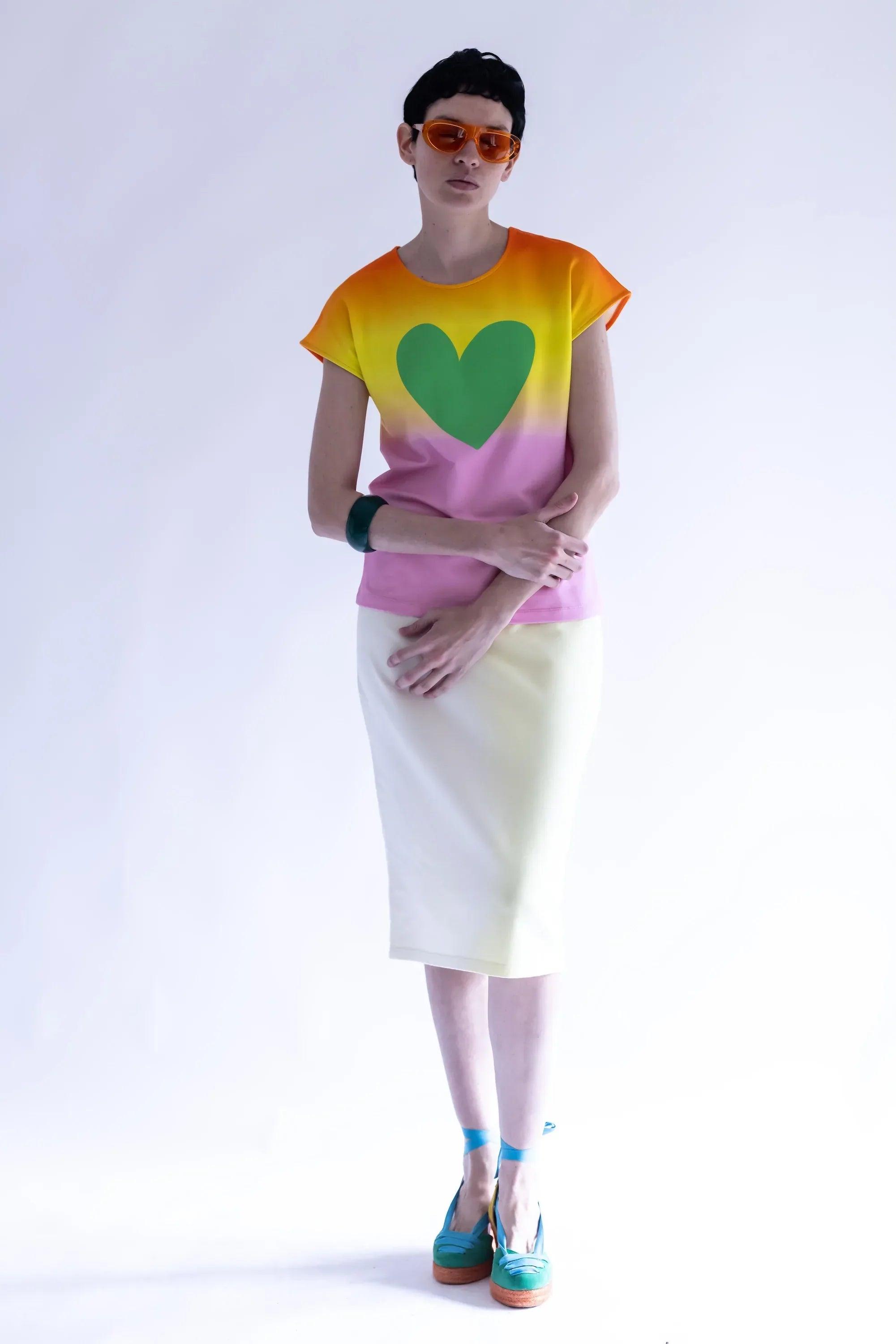 Camiseta sin mangas degradada con corazón verde y degradado amarillo-rosa