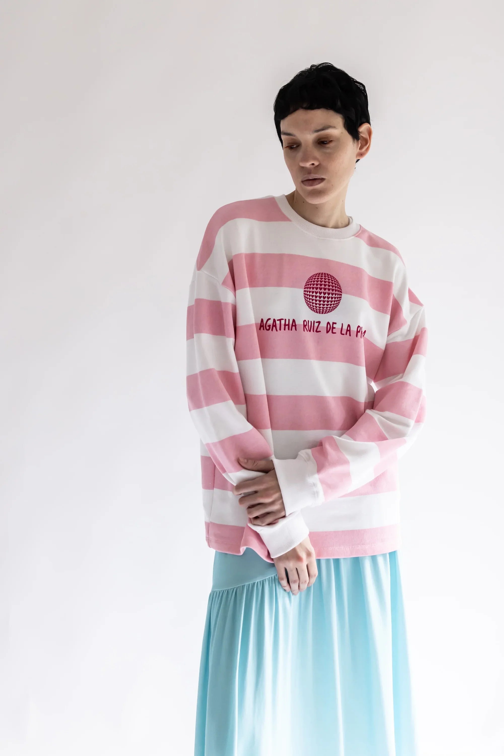 Sudadera de rayas rosa y blancas con estampado central y puños elásticos
