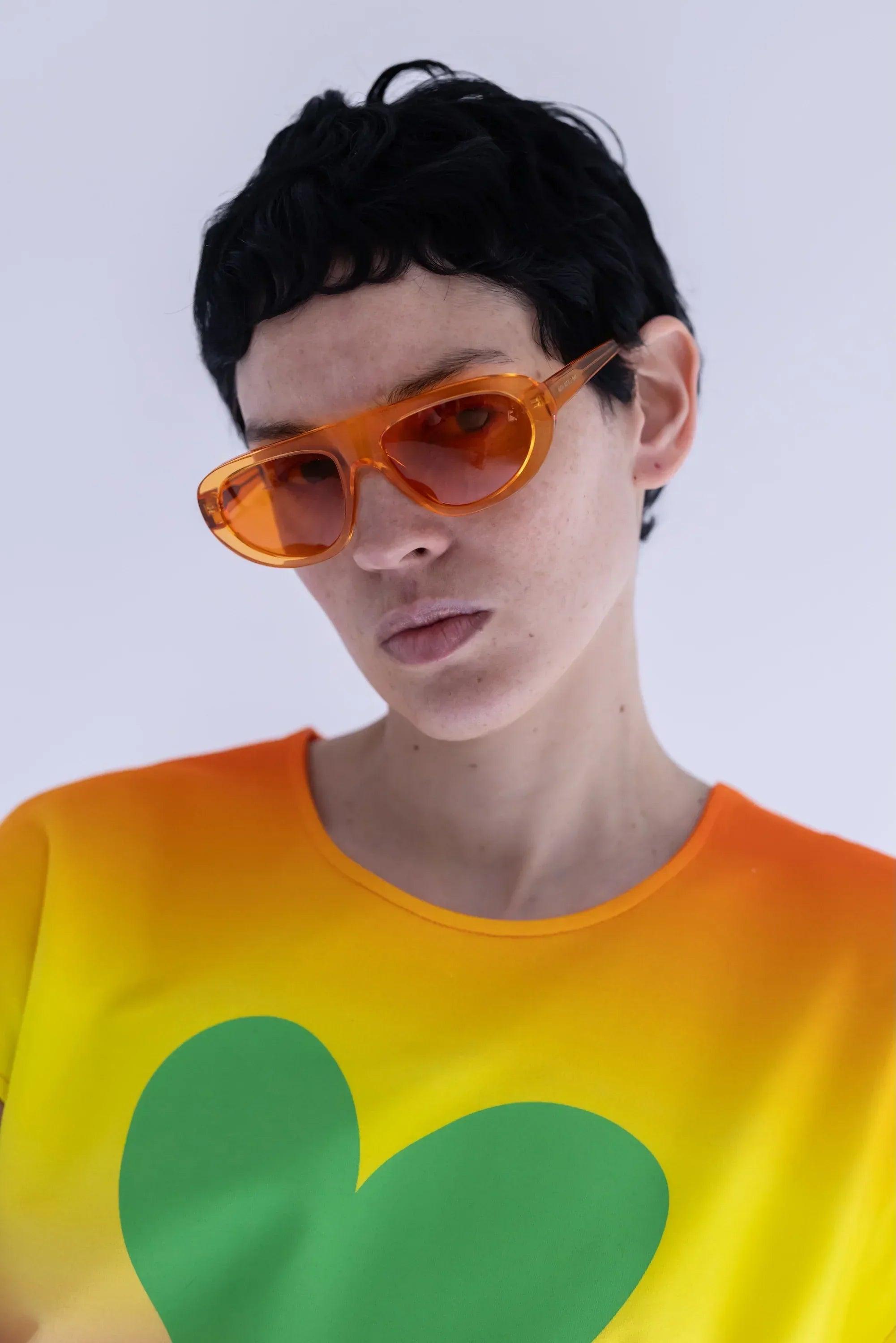 Camiseta sin mangas con corazón degradado verde y estampado amarillo-rosa, cuello redondo