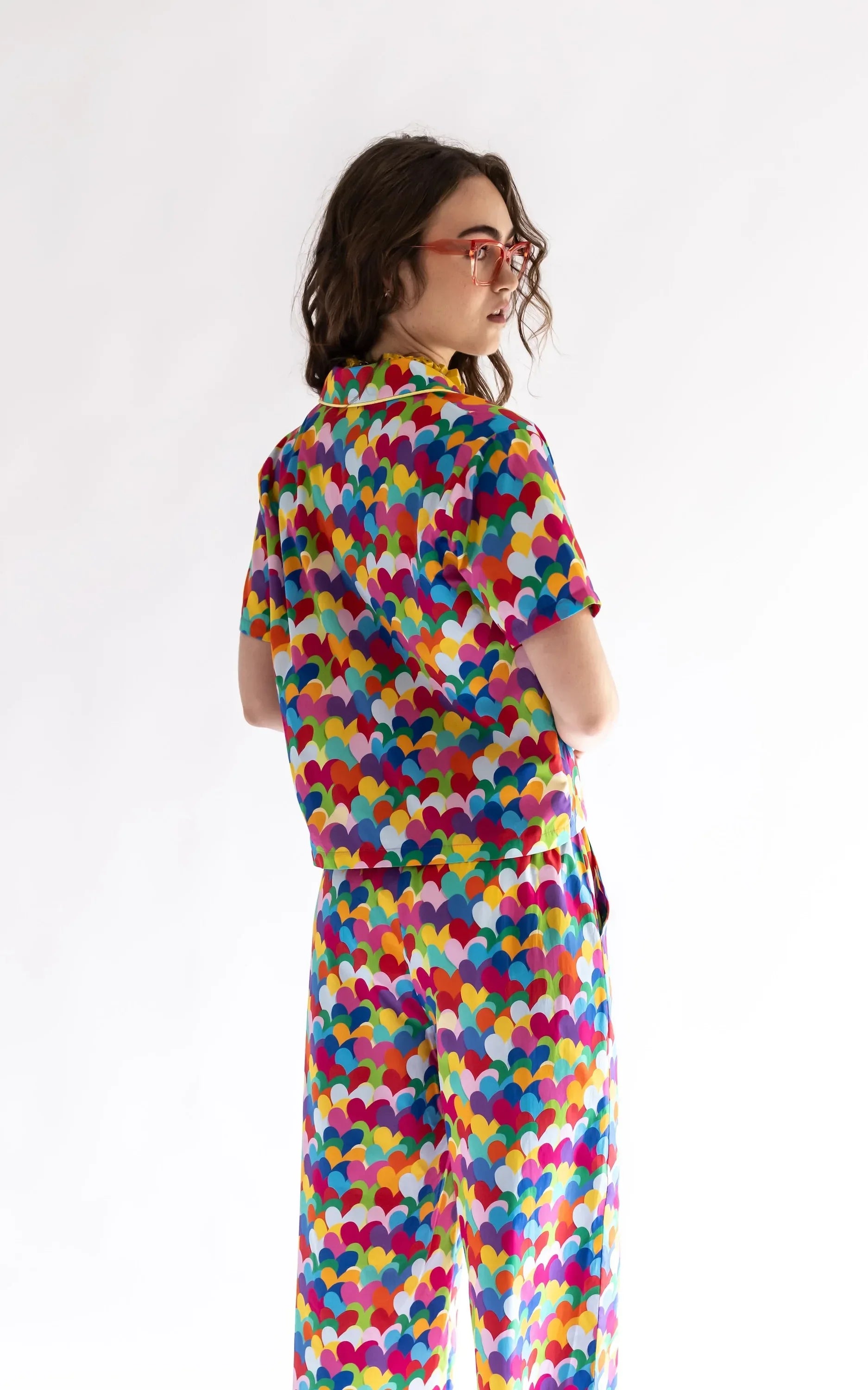 Pantalón culotte multicolor con estampado de corazones y corte relajado, vista trasera