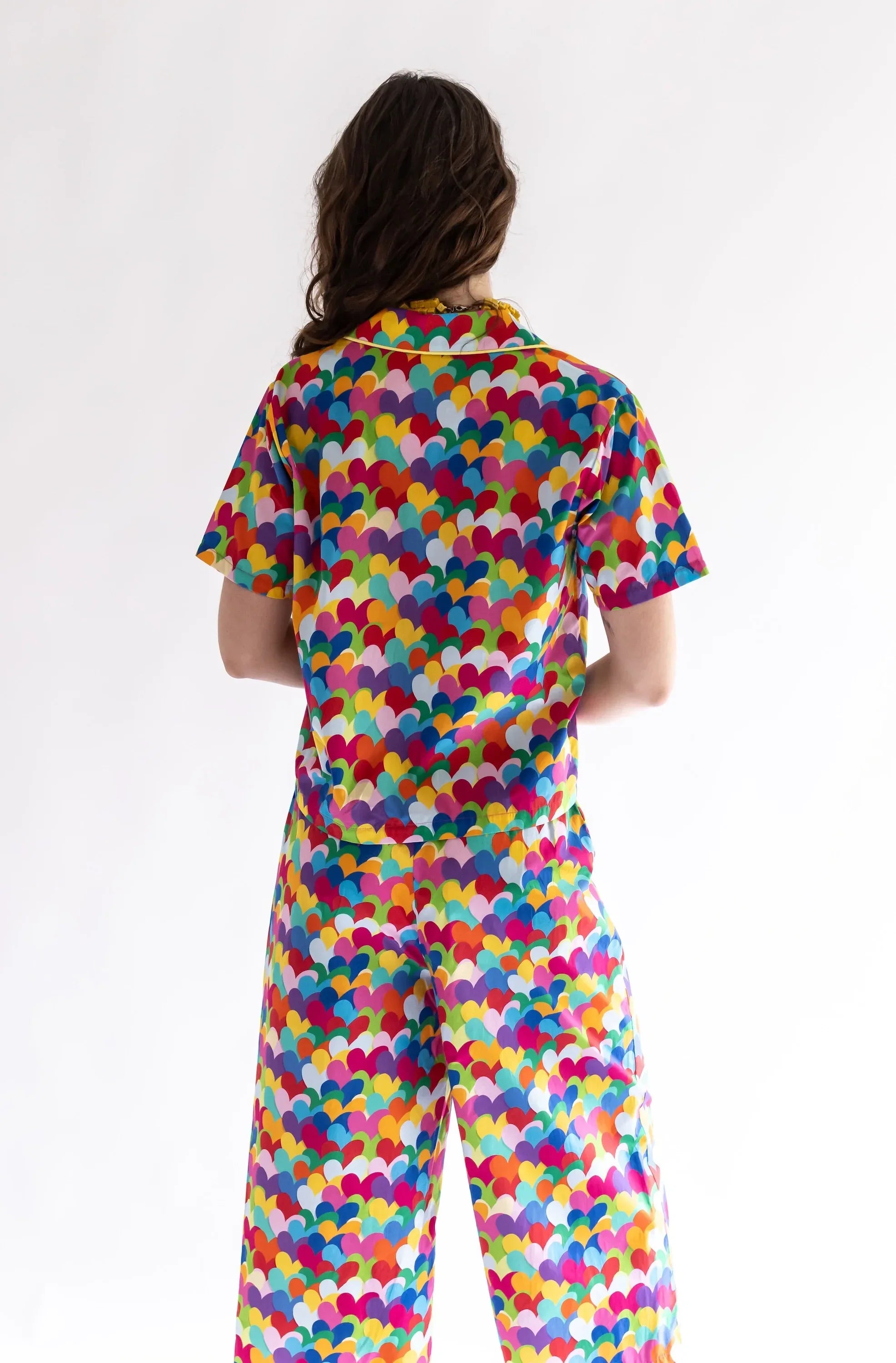 Pantalón culotte multicolor con estampado de corazones, pierna amplia y espalda a la vista