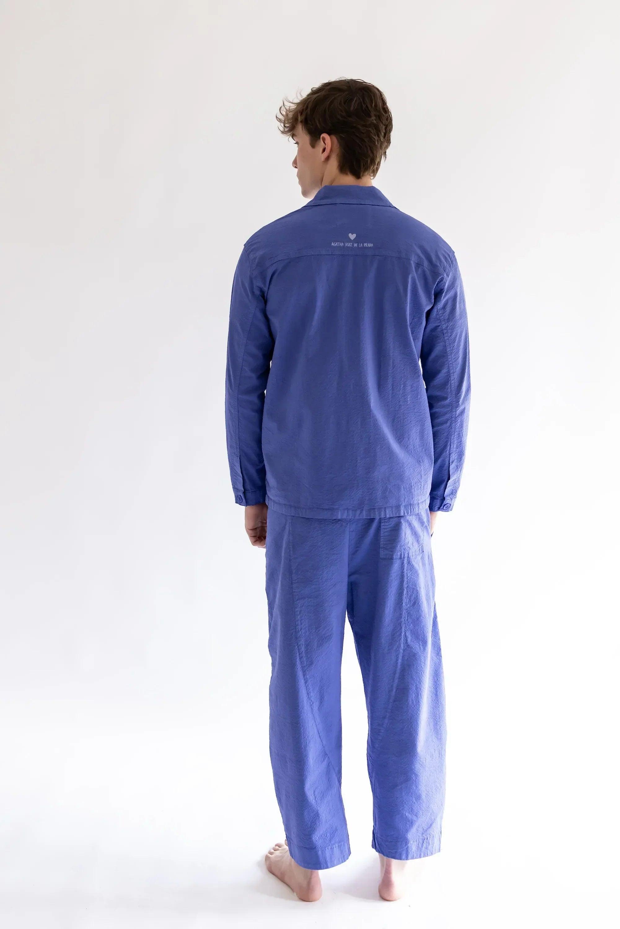 Sobrecamisa morada con vista trasera y costuras marcadas, con botones.