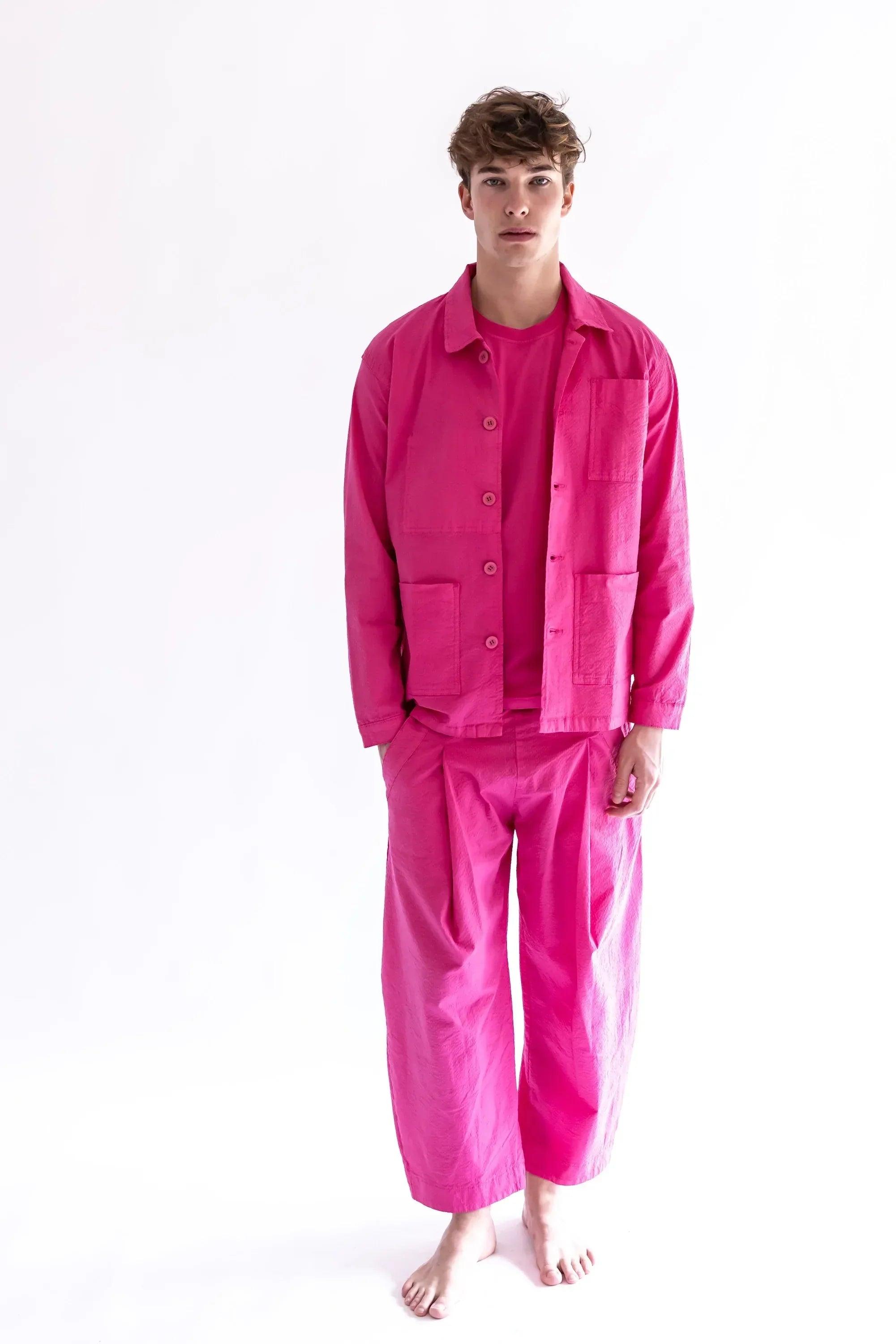 Sobrecamisa fucsia con botones, vista frontal sobre pantalón a juego