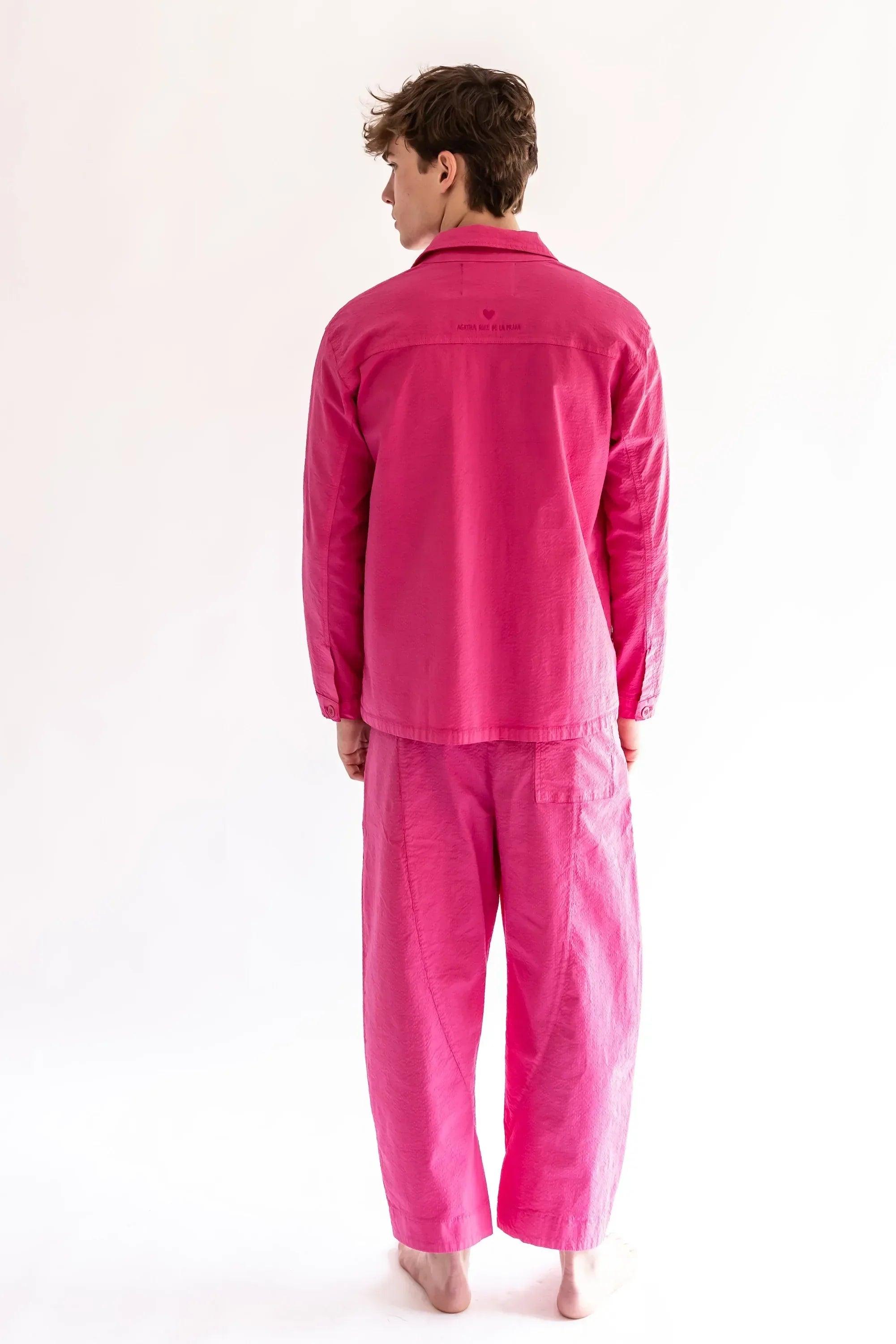 Sobrecamisa fucsia con botones y costuras, vista trasera