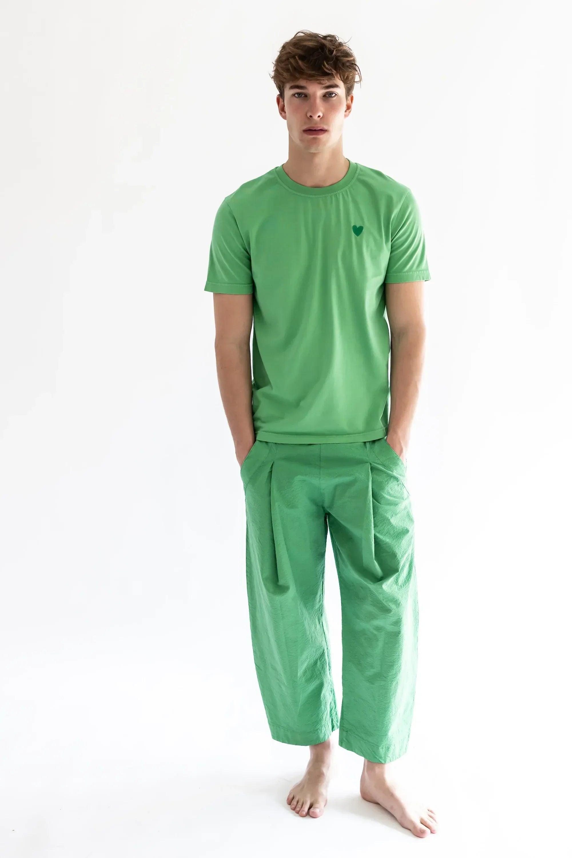 Pantalón verde tipo capri con cintura elástica y pierna suelta