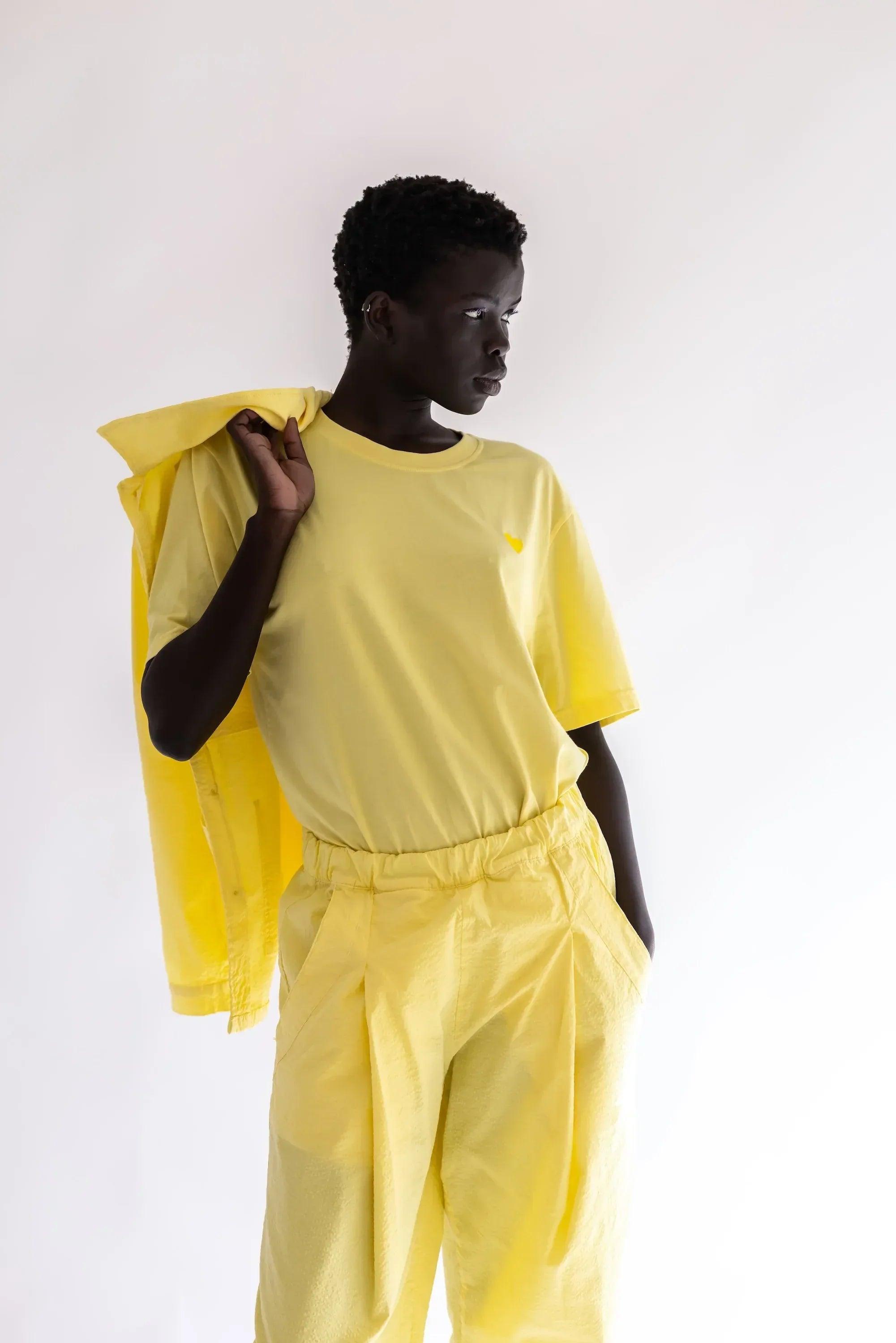Pantalón amarillo CATWALK AGATHA con pretina elástica y pierna amplia, vista lateral
