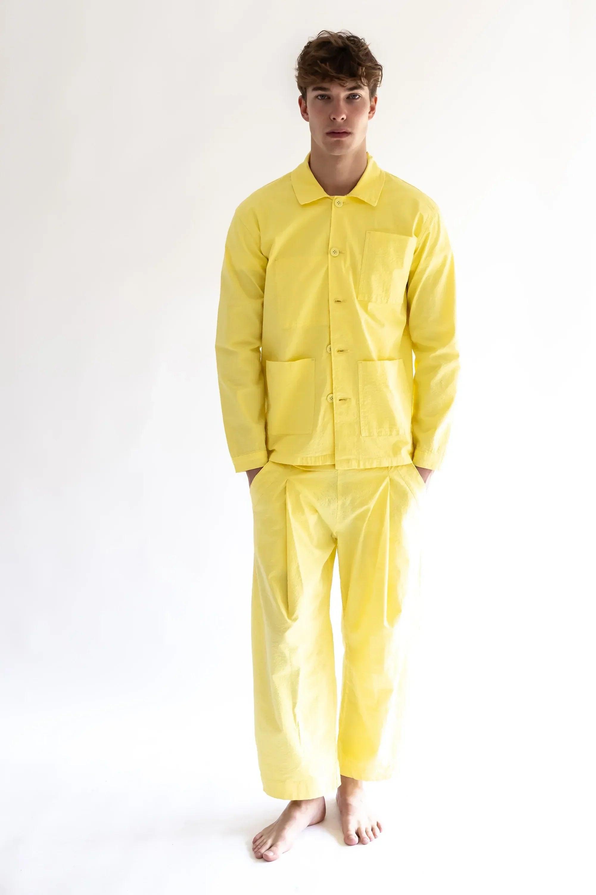 Sobrecamisa amarilla con botones y bolsillos, vista frontal