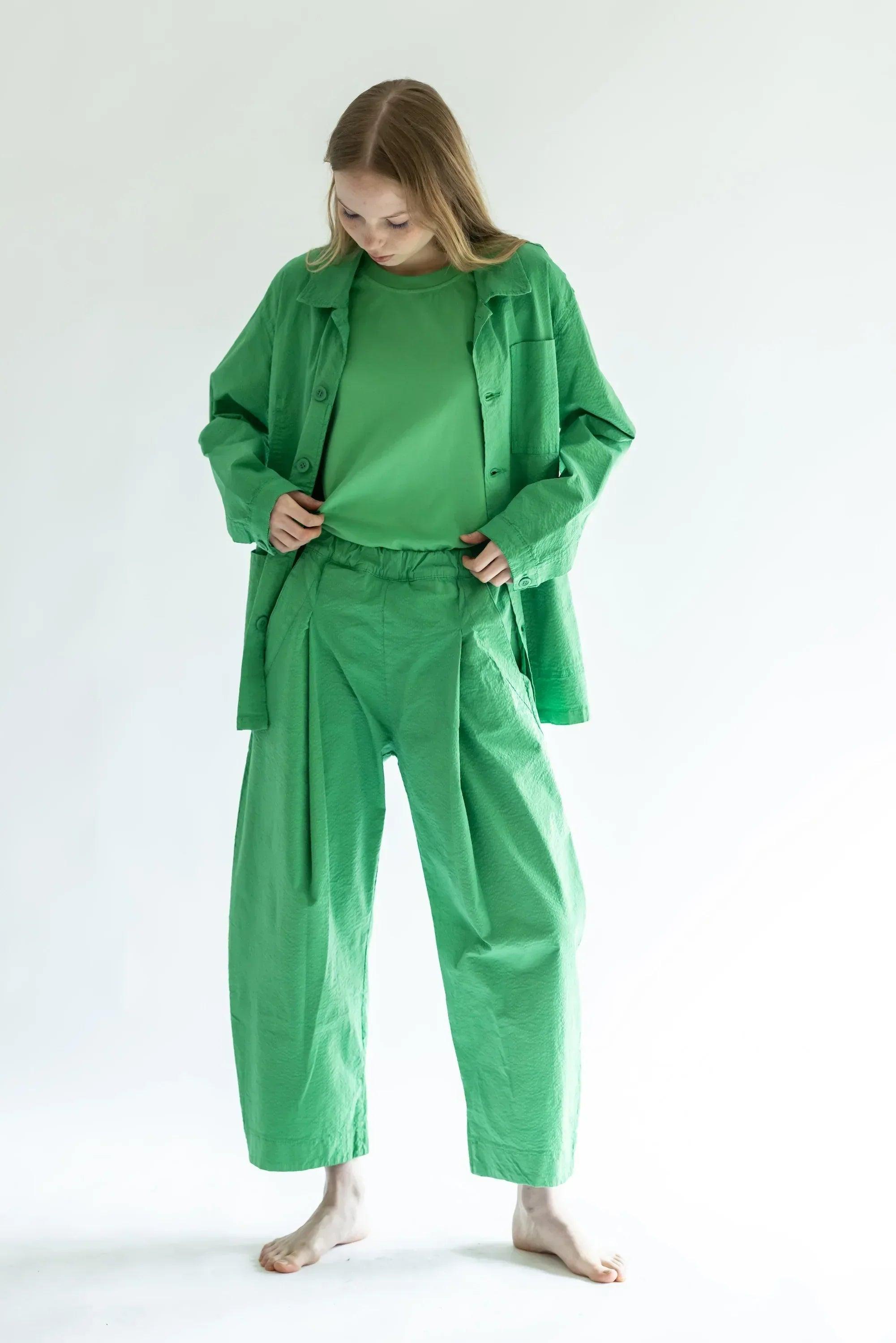 Pantalón verde de pierna holgada con cintura fruncida y dobladillo ancho