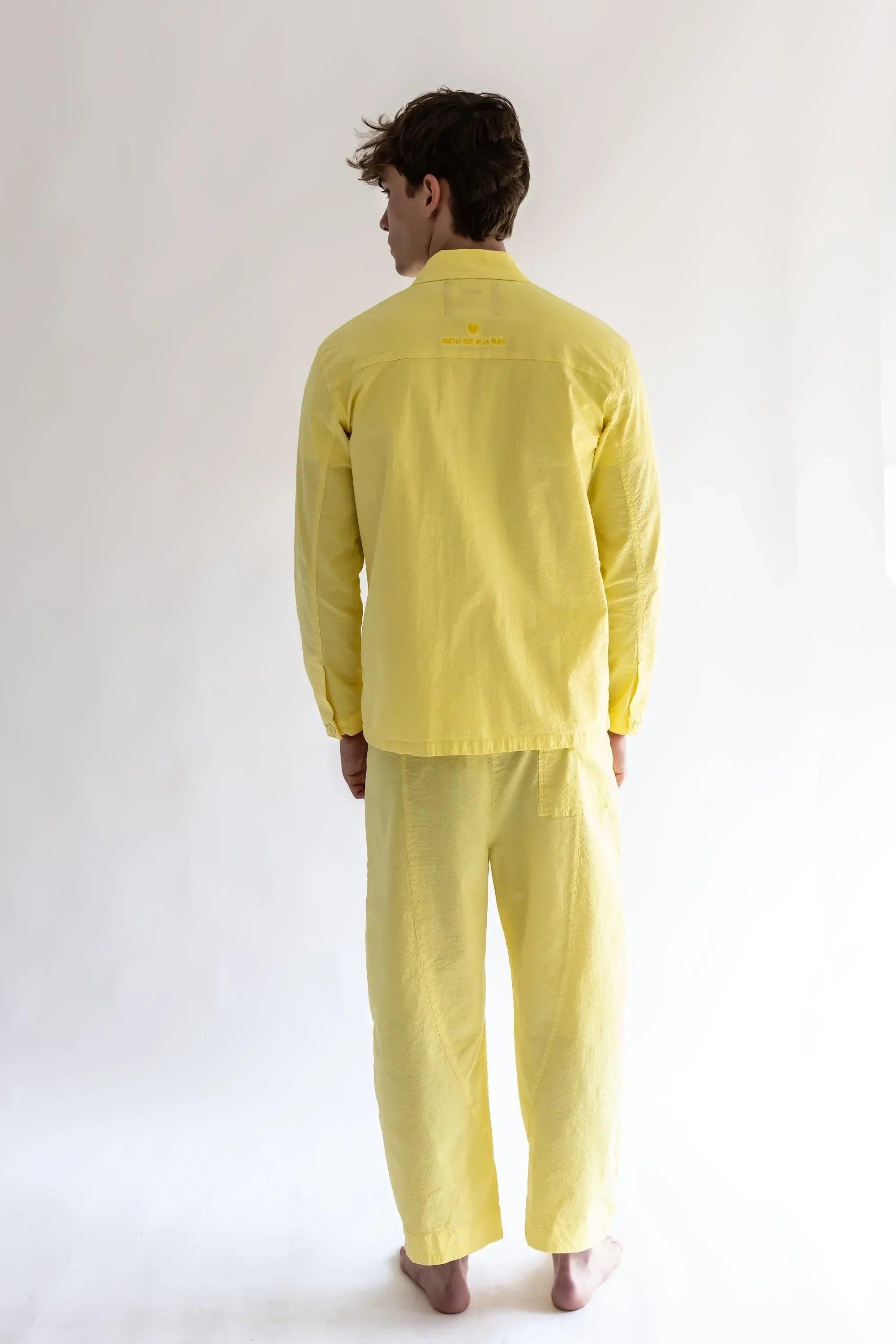 Sobrecamisa amarilla con detalle de logo en la espalda, vista trasera completa