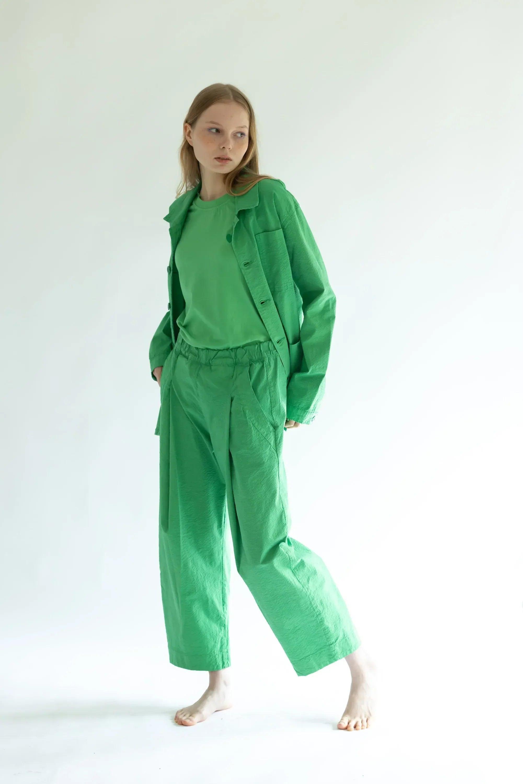 Pantalón verde con cintura elástica fruncida y pernera amplia