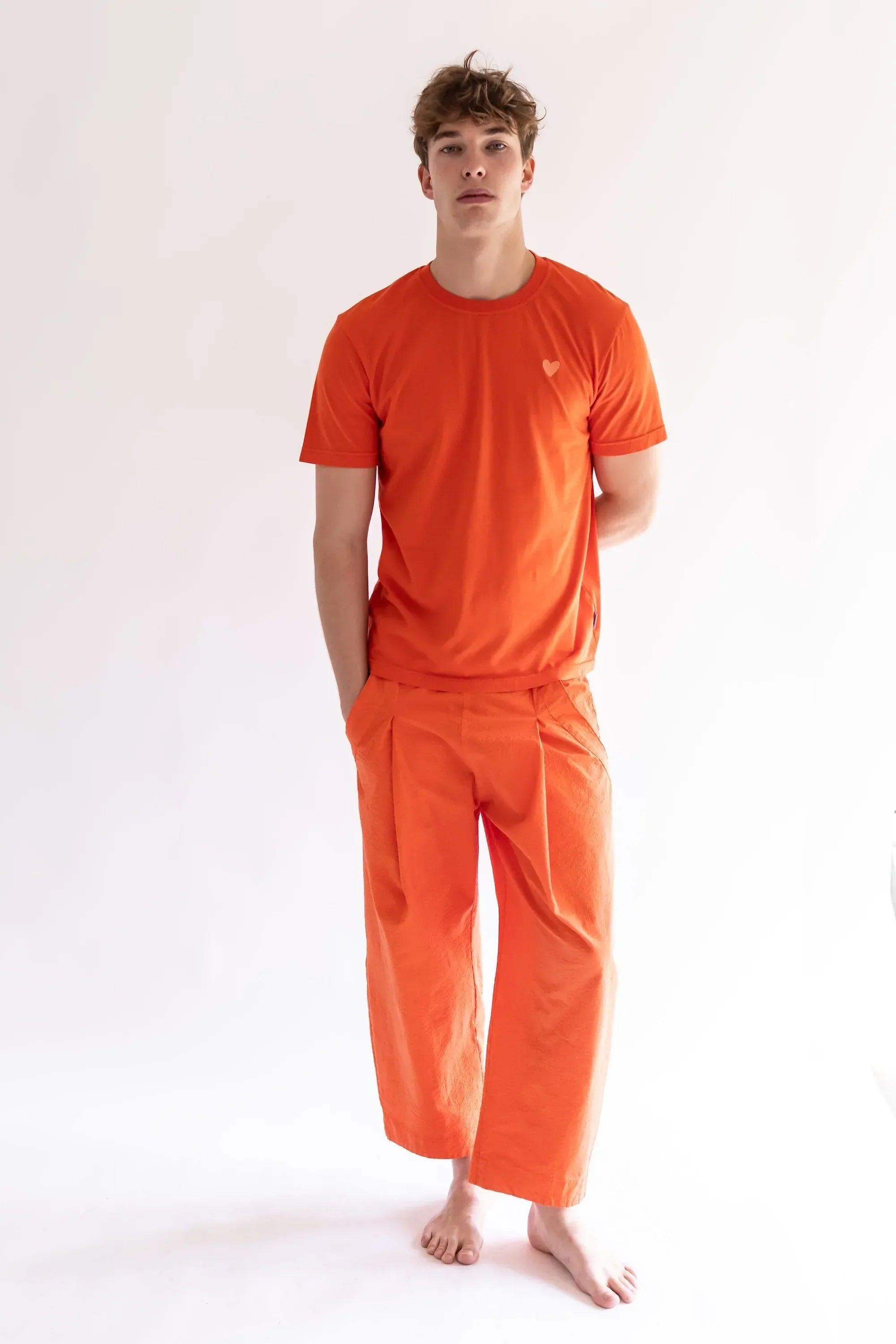 Pantalón naranja de pierna amplia con pretina elástica y dobladillo suelto.