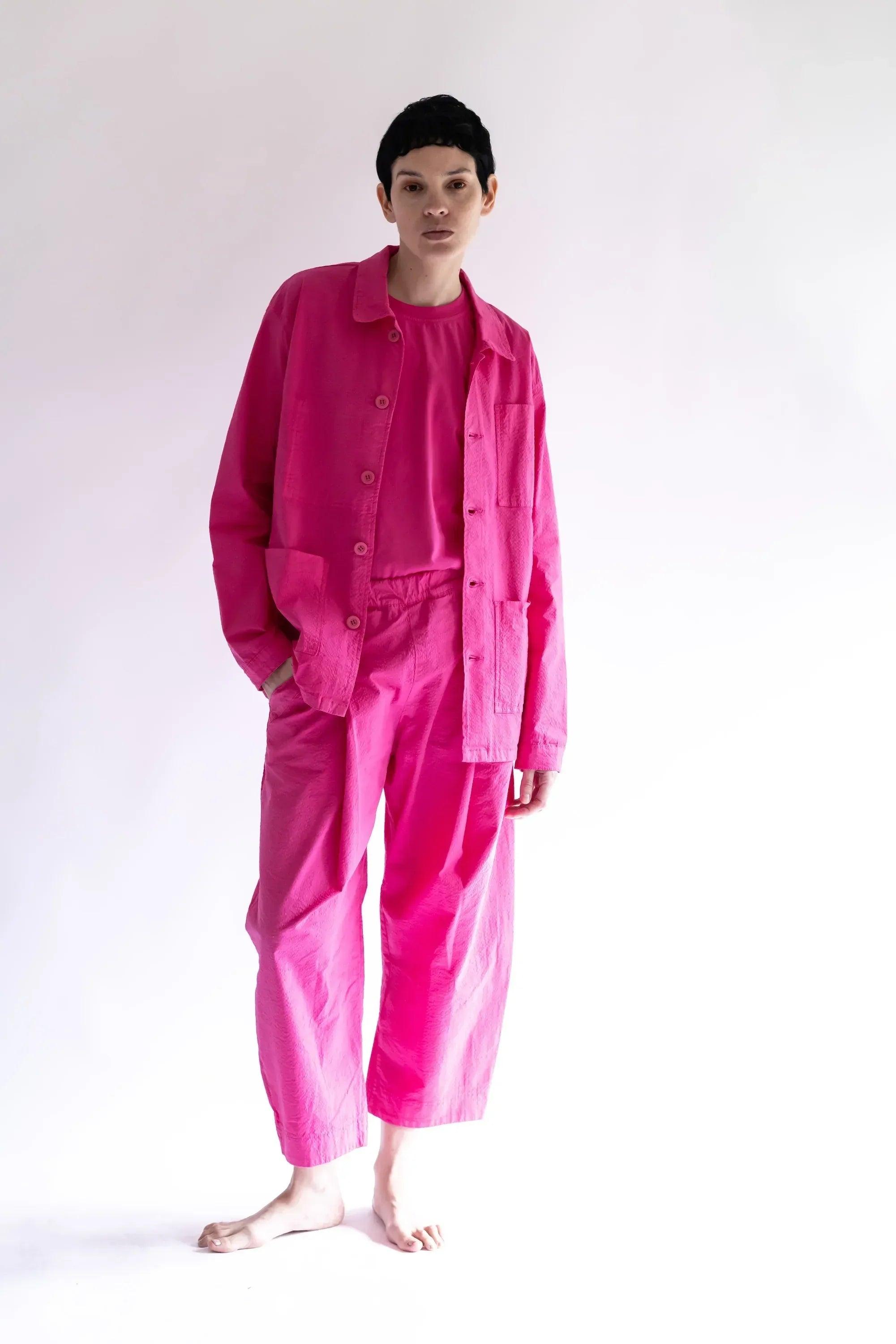 Sobrecamisa fucsia con botones al frente y bolsillos, vista de tres cuartos