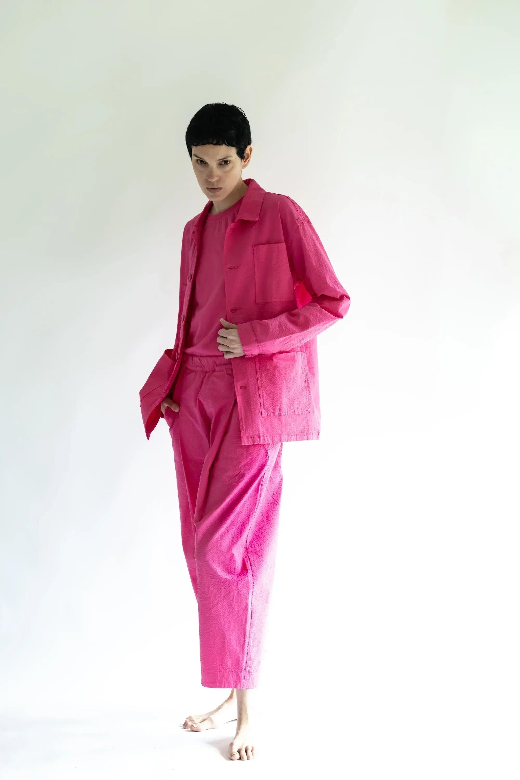 Sobrecamisa fucsia con cuello camisero y botones, vista lateral