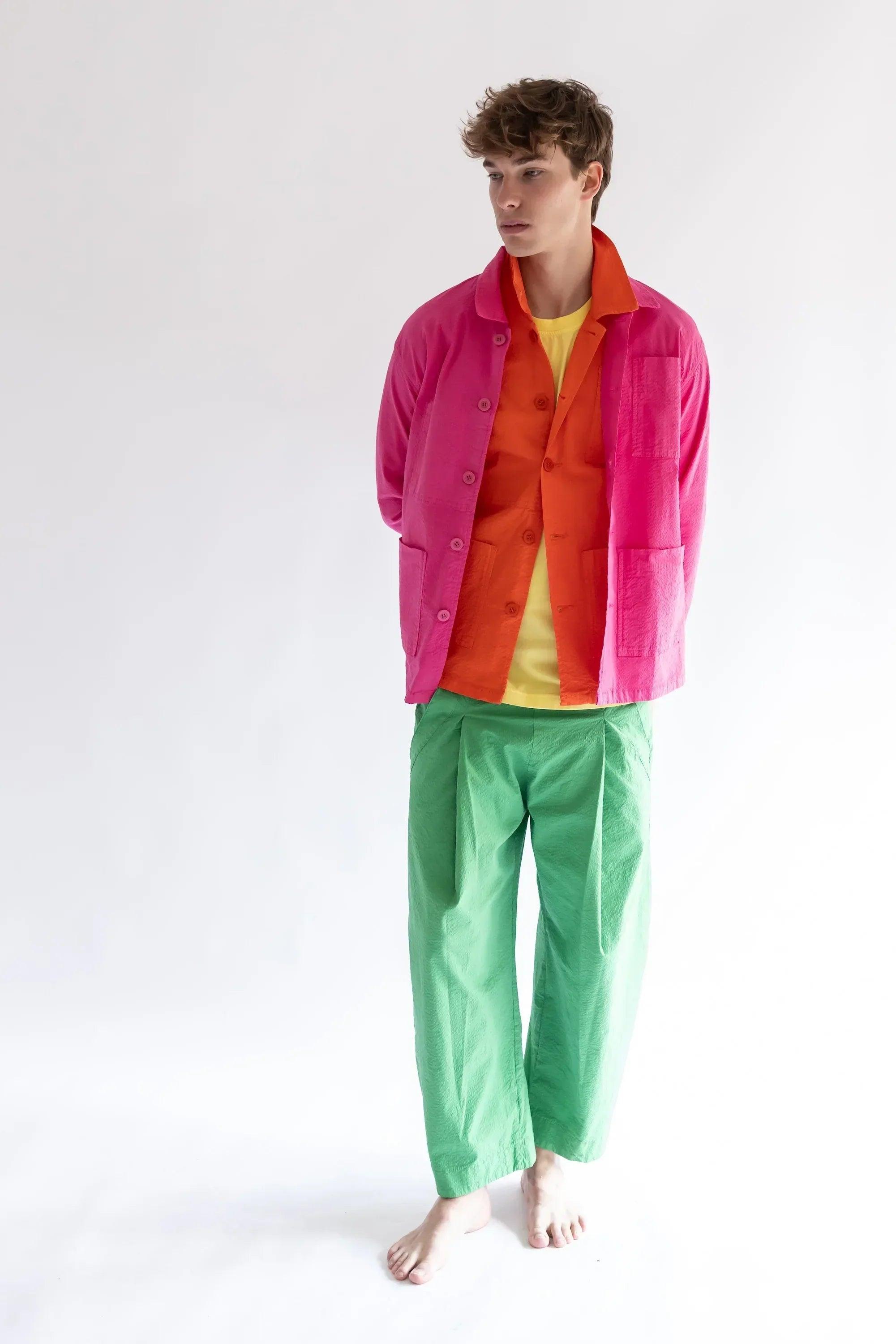 Sobrecamisa fucsia con botones y cuello camisero, vista puesta