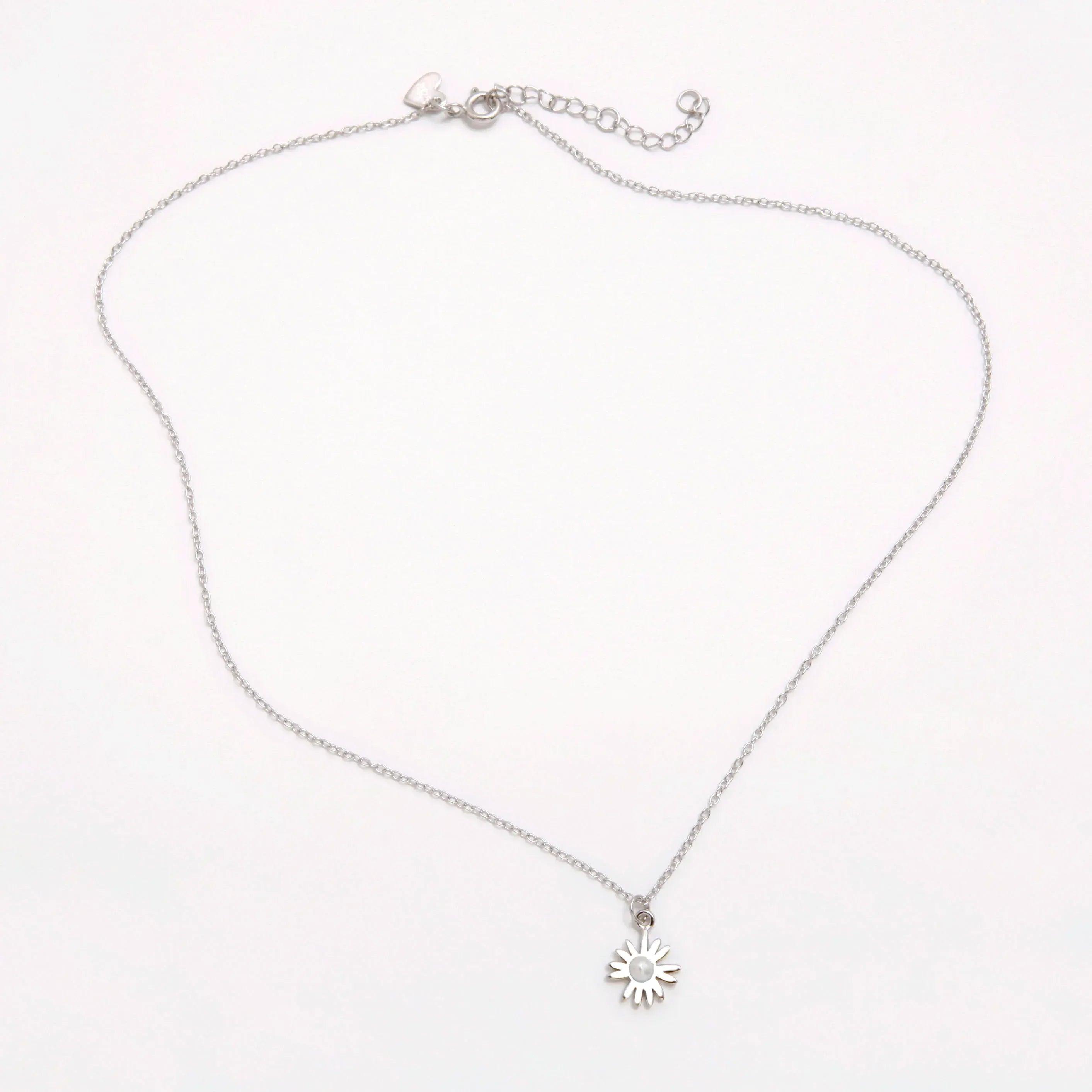 Collar con colgante de margarita con centro perlado y cadena plateada