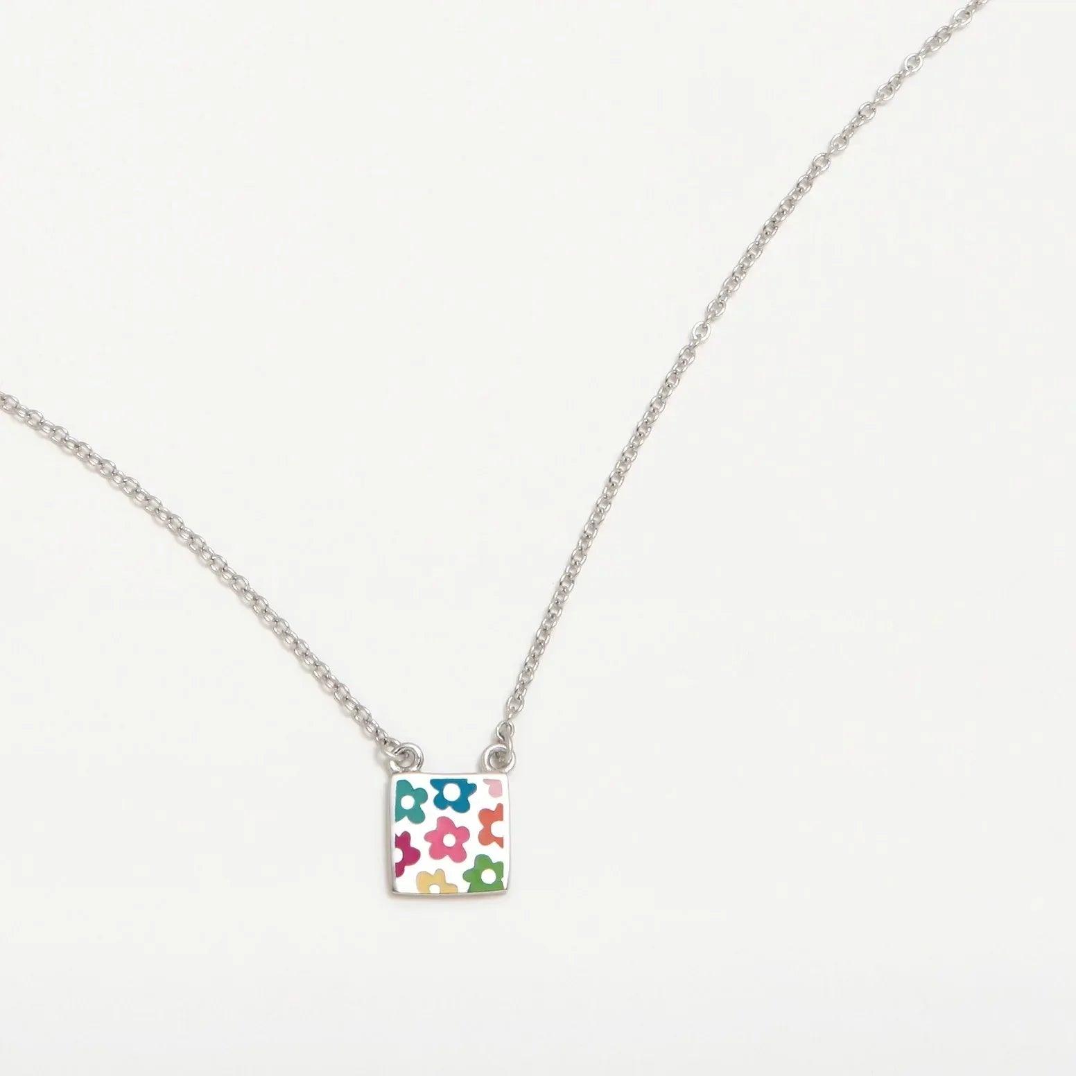 Colgante cuadrado multicolor con flores y cadena plateada
