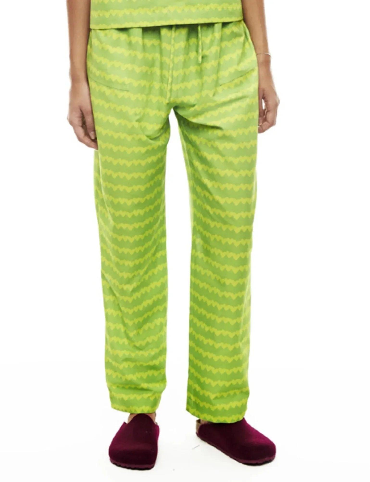 Pantalón unisex verde lima con estampado zigzag, tiro alto y pierna recta.