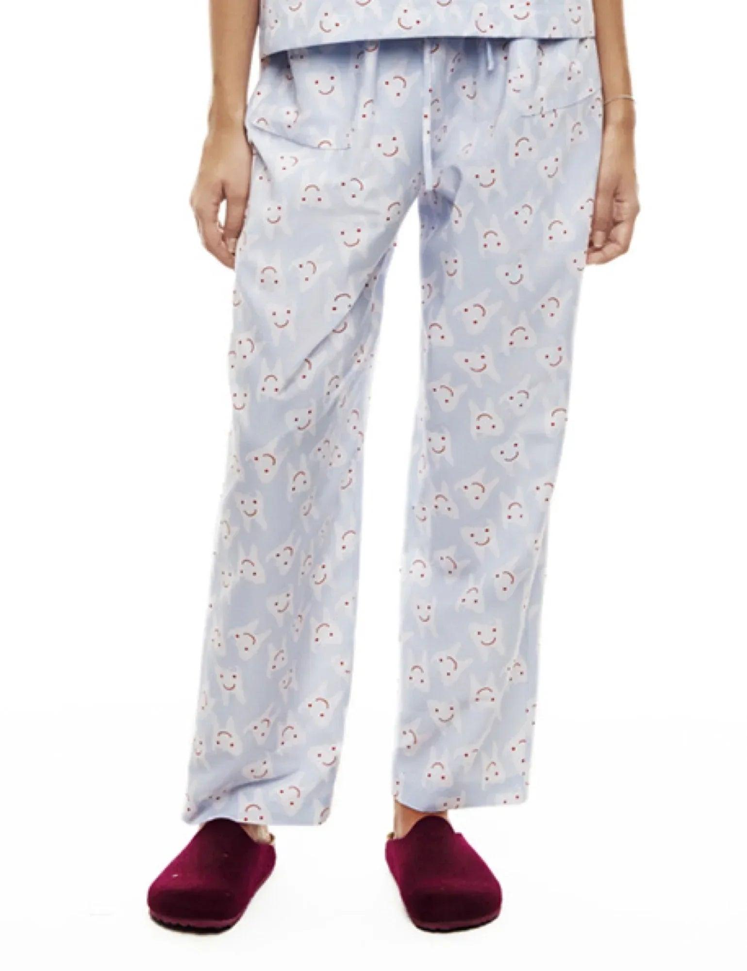 Pantalón de hombre de pijama celeste con estampado de caritas y tejido ligero