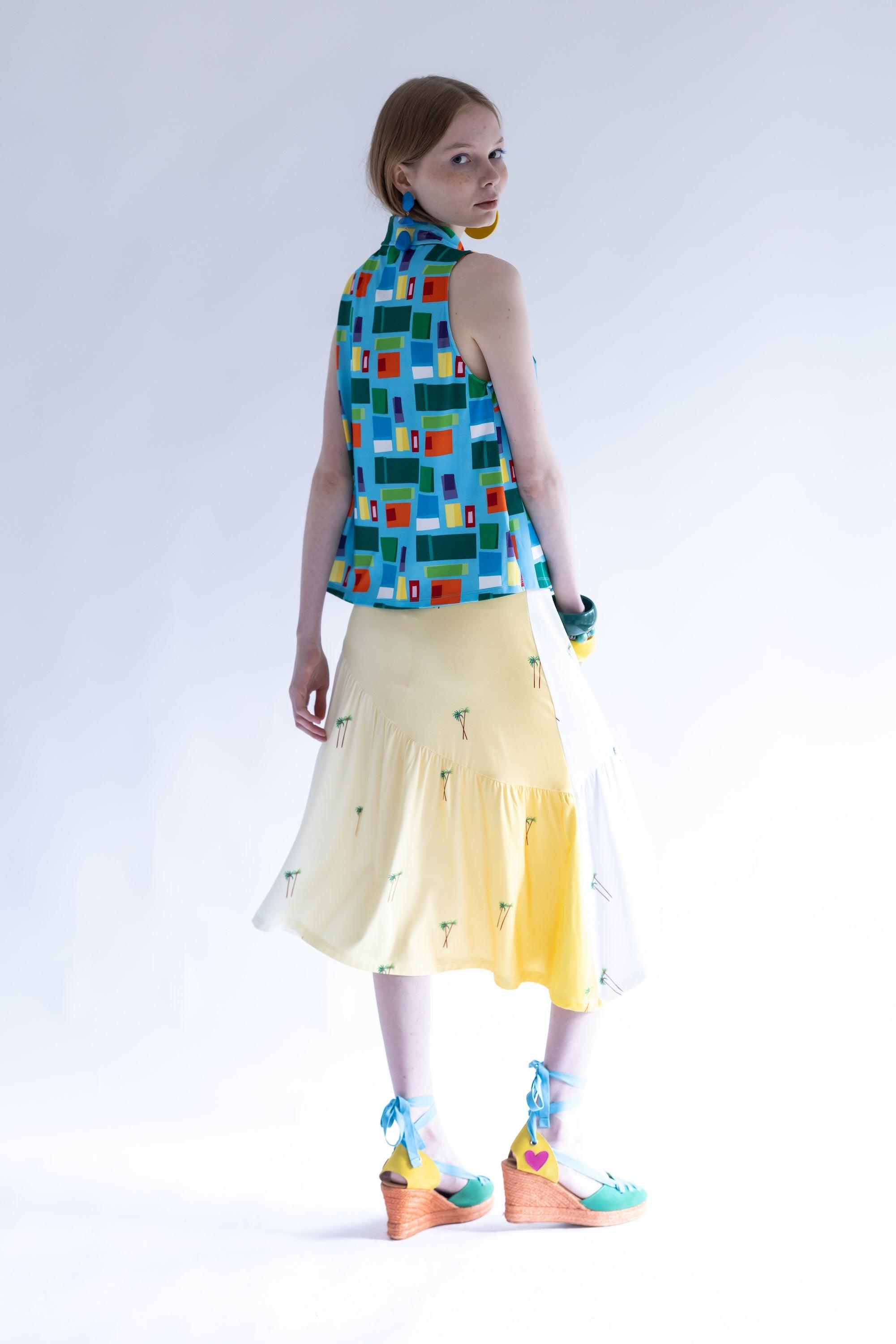 Falda amarilla con volantes y estampado pequeño; vista lateral