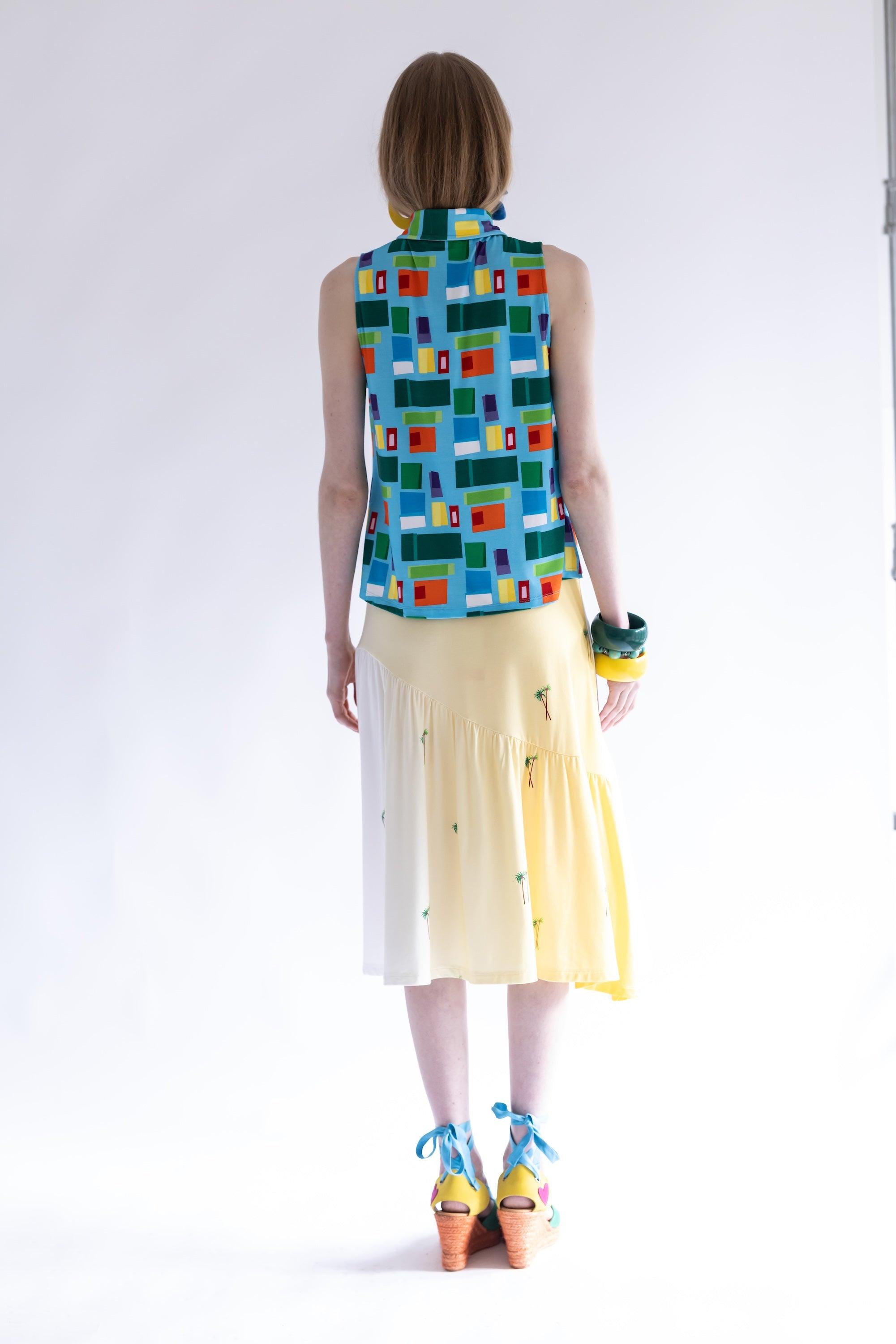 Falda amarilla con volantes y estampado pequeño; vista trasera
