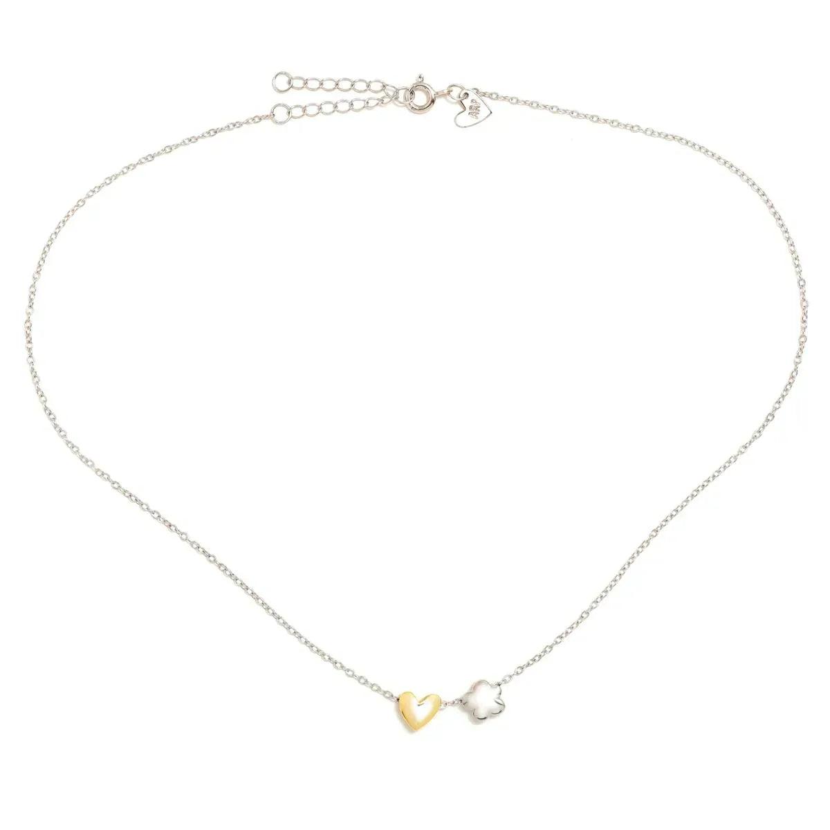Collar con colgante de corazón dorado en la parte frontal y cierre con cadena