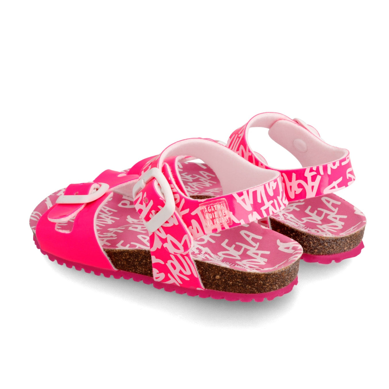 Sandalias bio fucsia con estampado blanco, tiras cruzadas y hebilla; suela dentada