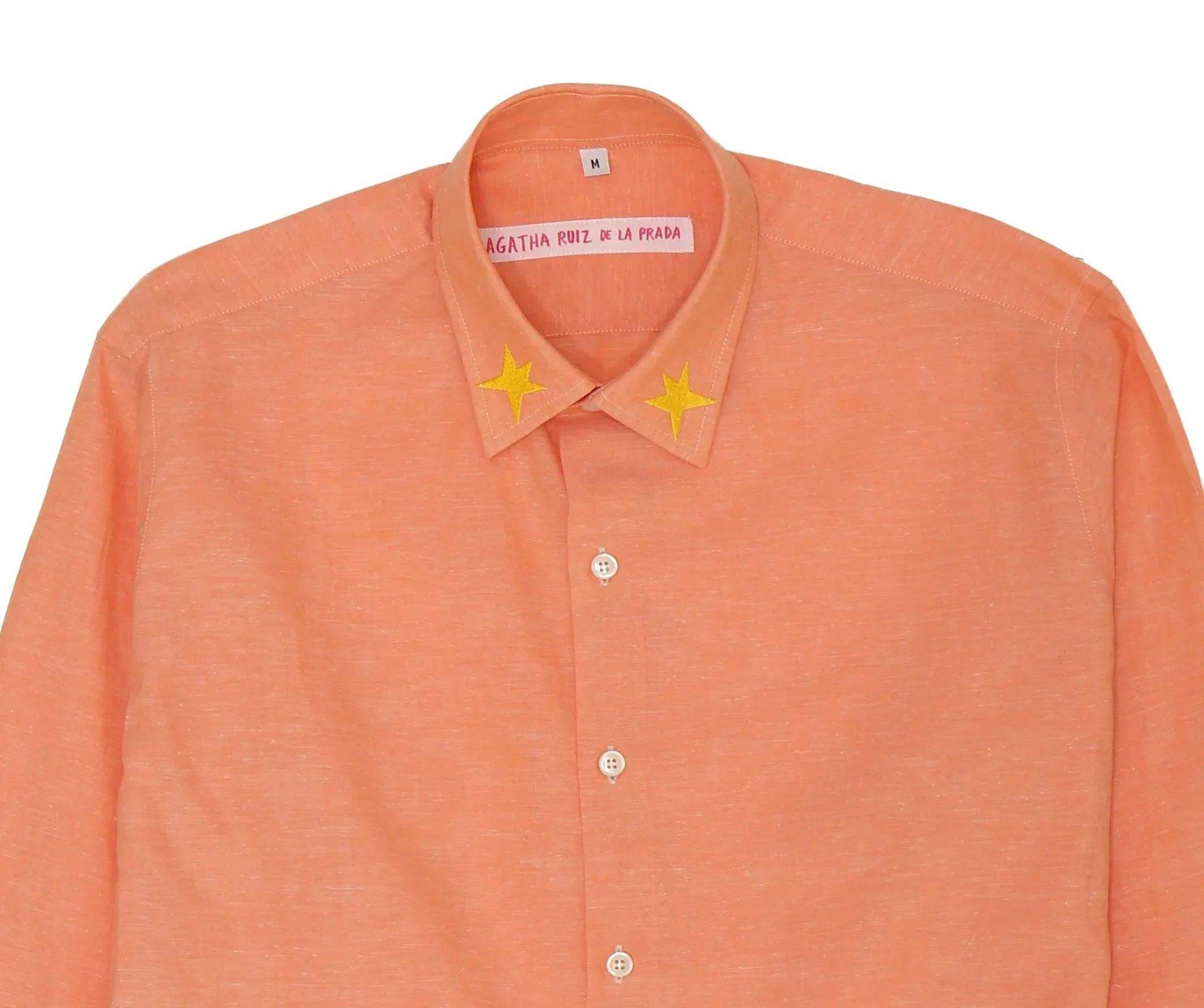 Camisa de lino naranja: cuello con estrellas y etiqueta interior en la nuca.