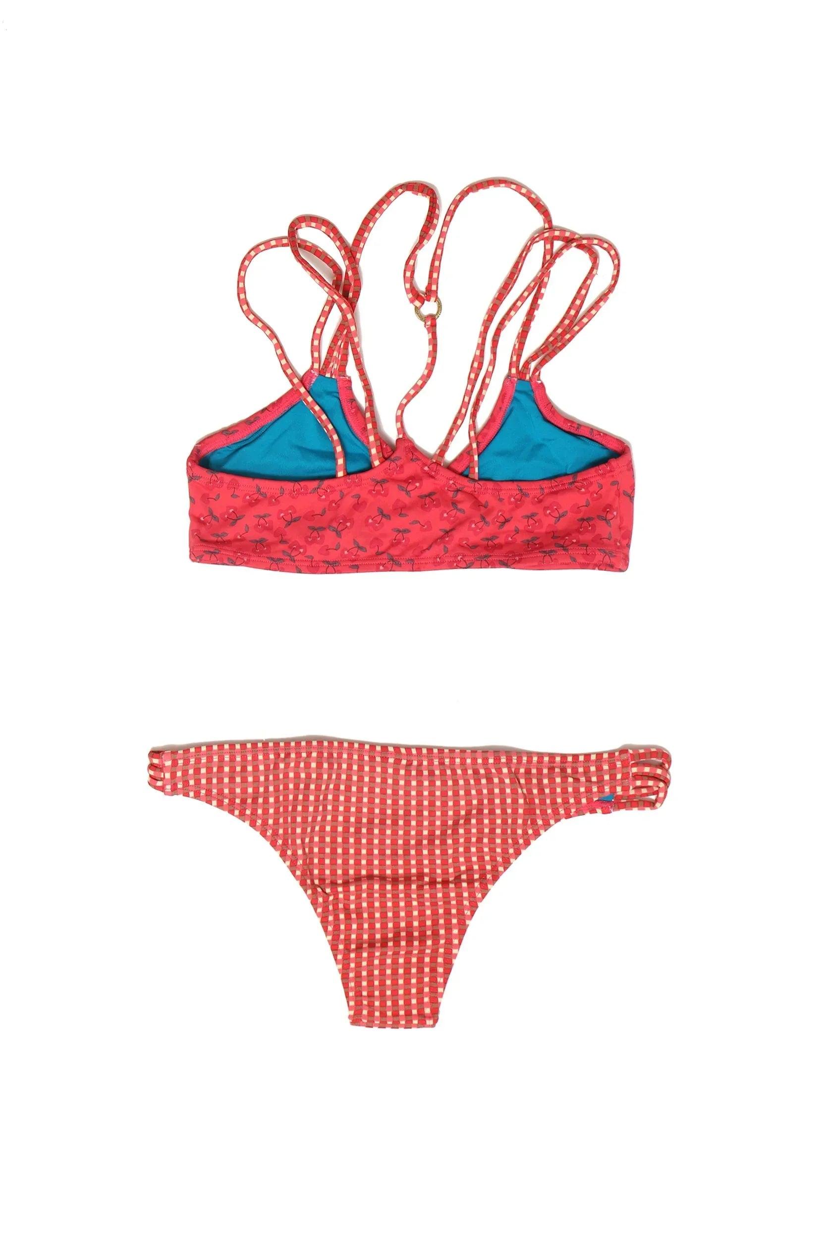 Bikini estampado rojo con top con apliques azules y braguita a juego