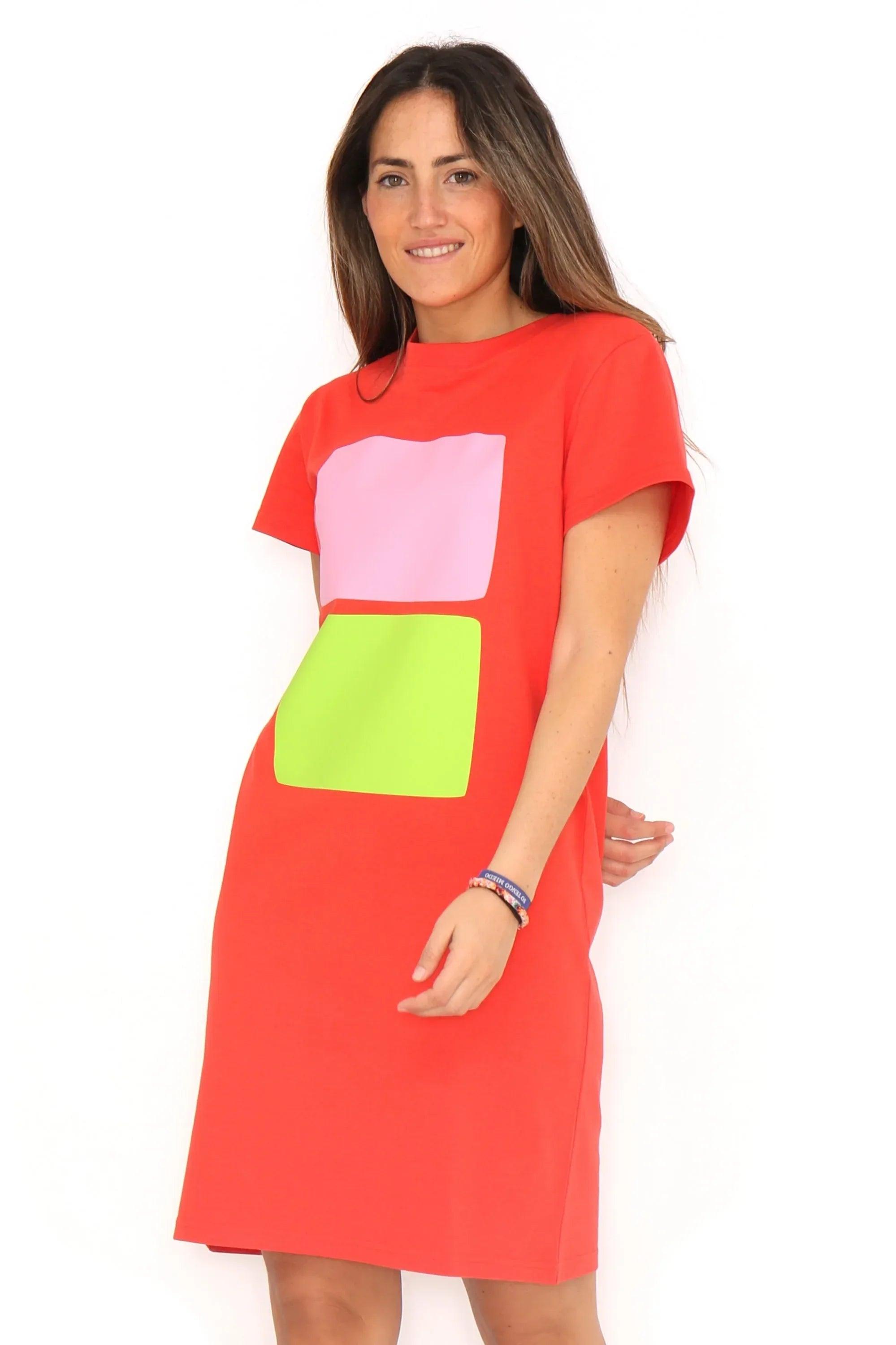 Vestido rojo recto con cuello redondo y mangas cortas, dos cuadros en rosa y verde neón