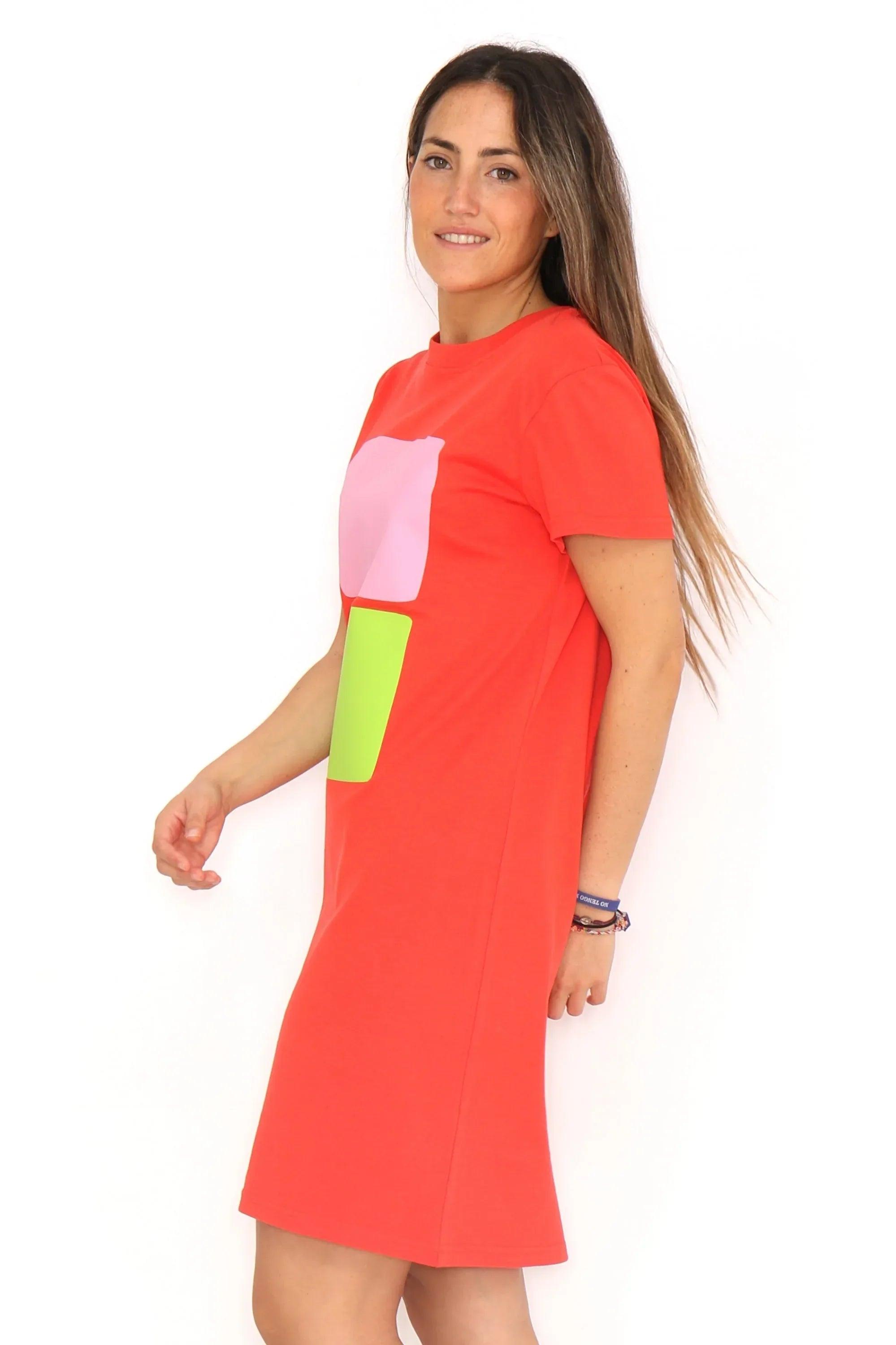 Vestido rojo con dos cuadros, mangas cortas y cuello redondo; vista lateral
