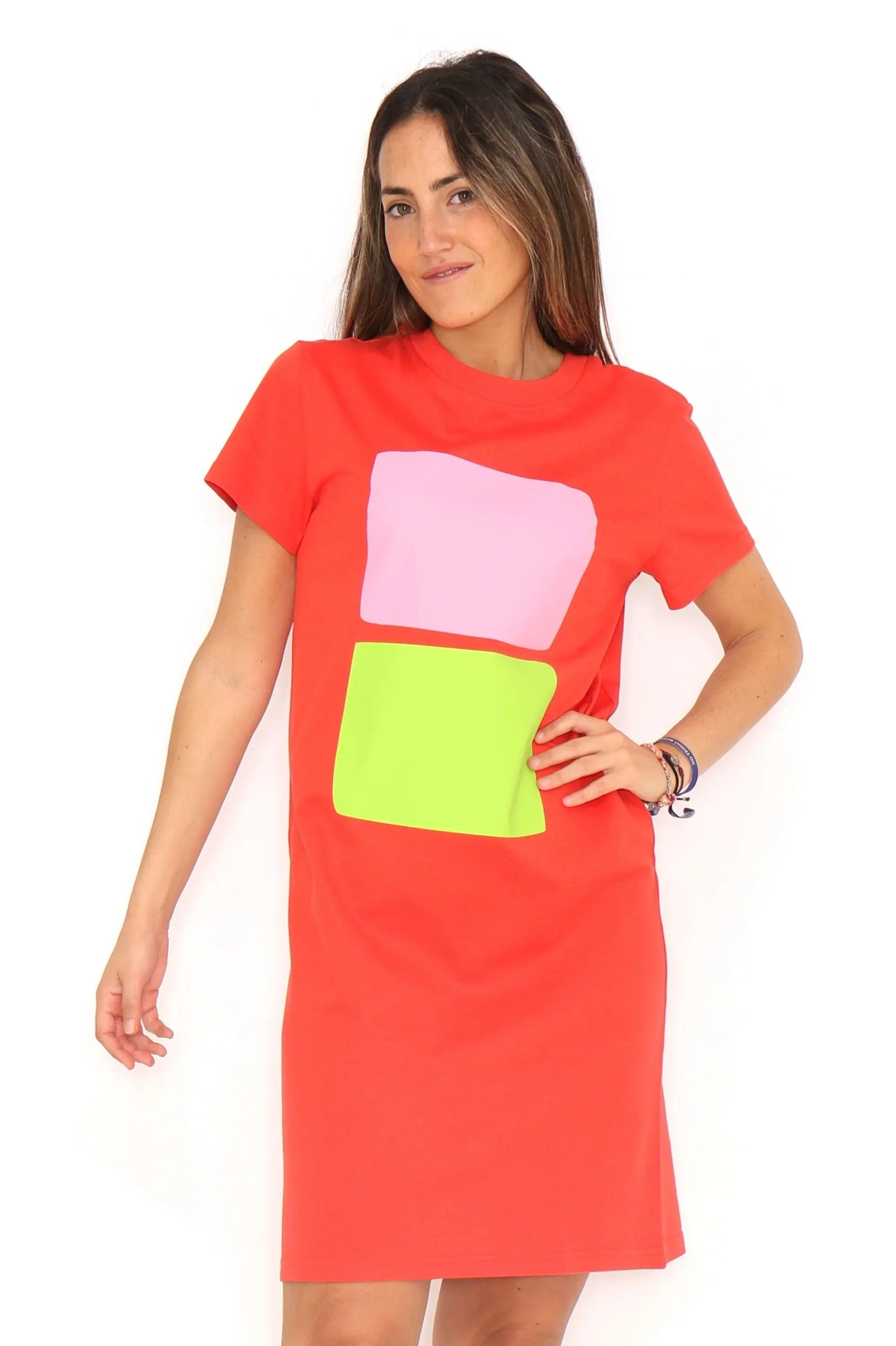 Vestido rojo con cuadros rosa y verde neón, cuello redondo, mangas cortas