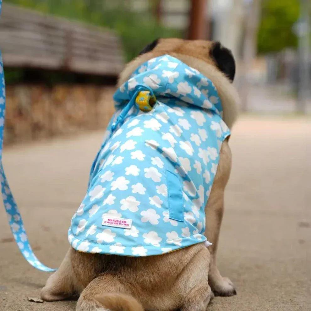Chubasquero para perro azul con nubes, capucha y tiras laterales