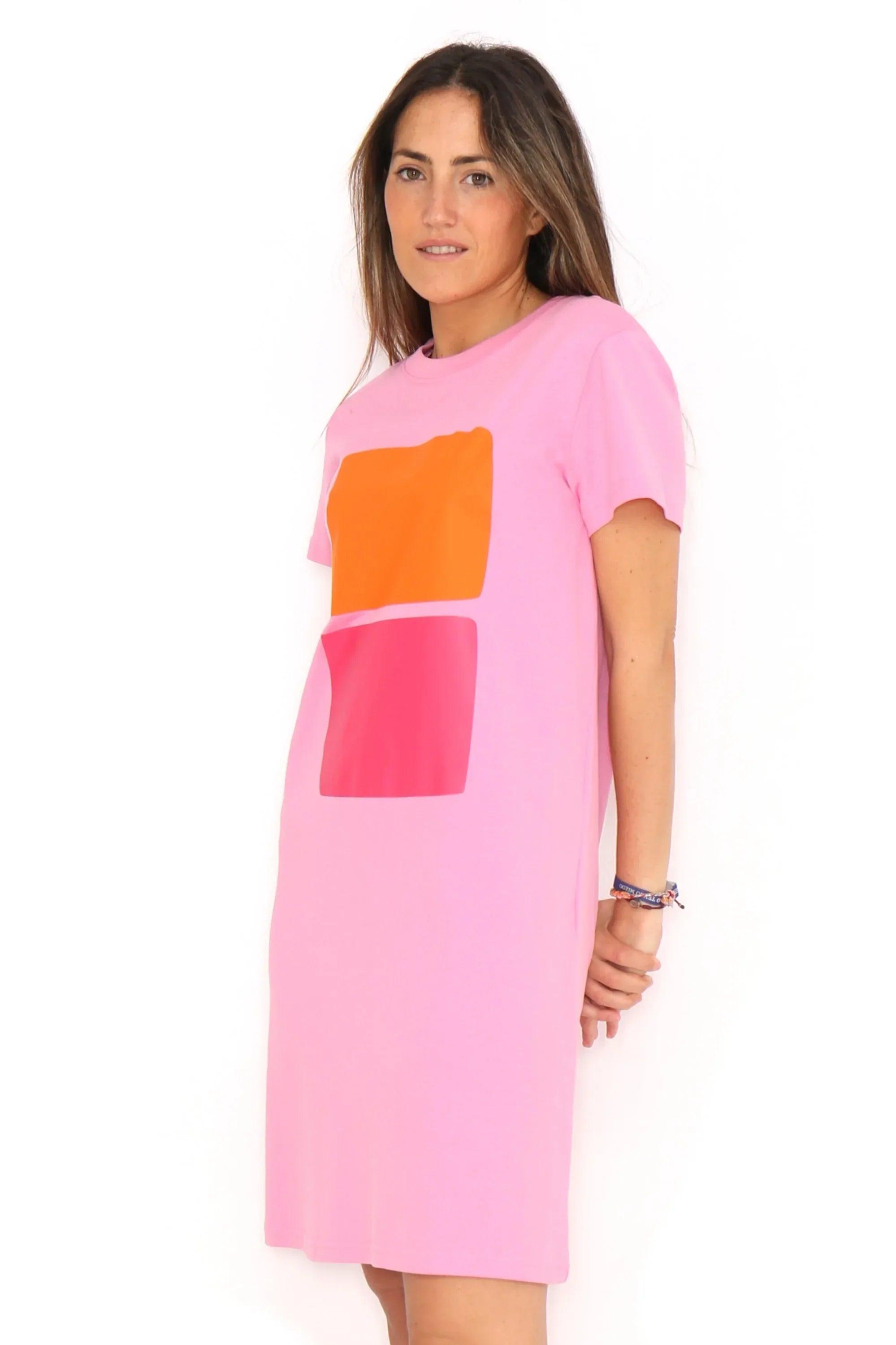 Vestido rosa con estampado cuadrado naranja y fucsia, manga corta, tiro recto.