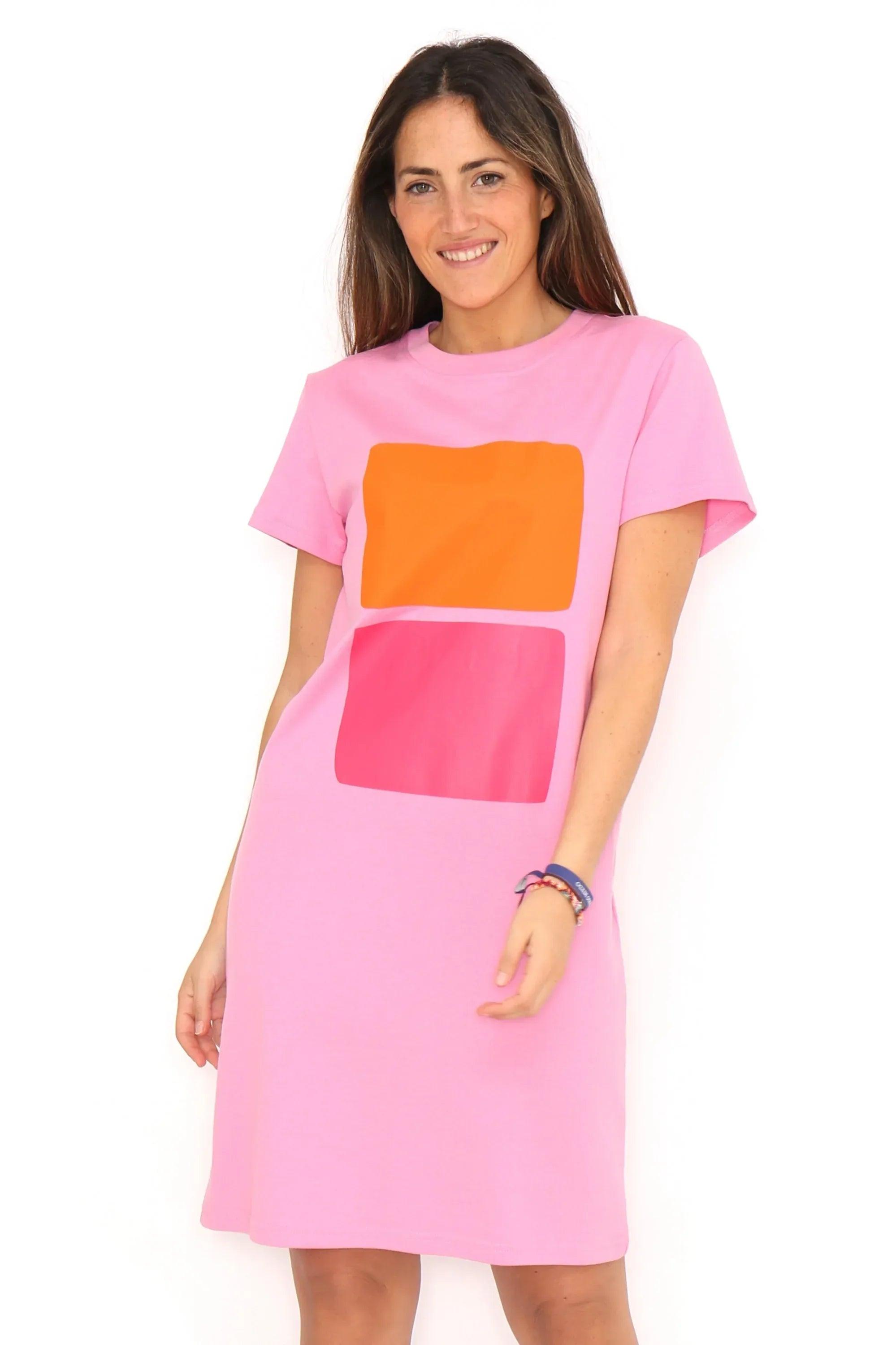 Vestido rosa con estampado cuadrado naranja y fucsia, escote redondo, manga corta.