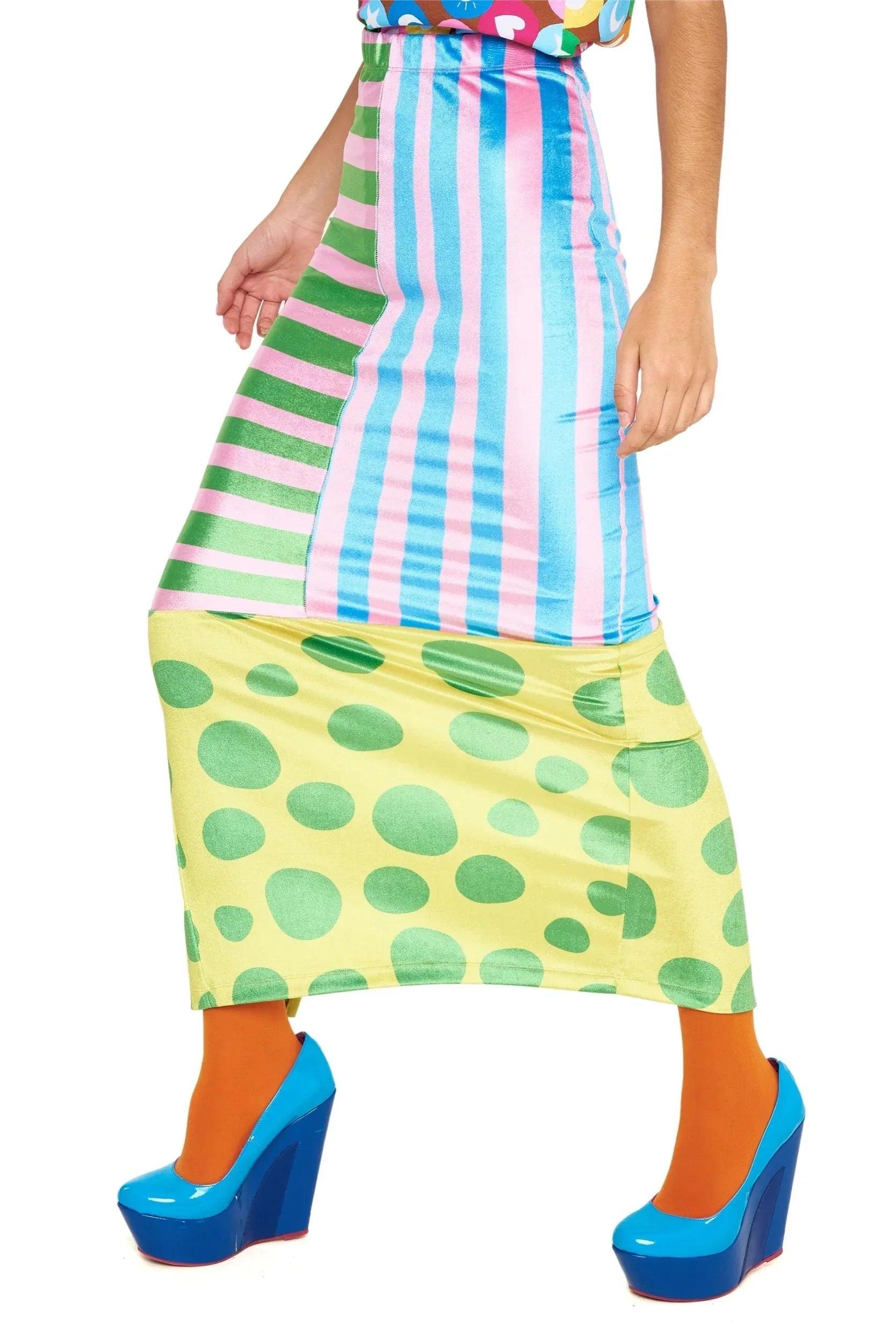 Falda larga multicolor: rayas verdes y celestes con bajo amarillo y lunares verdes.