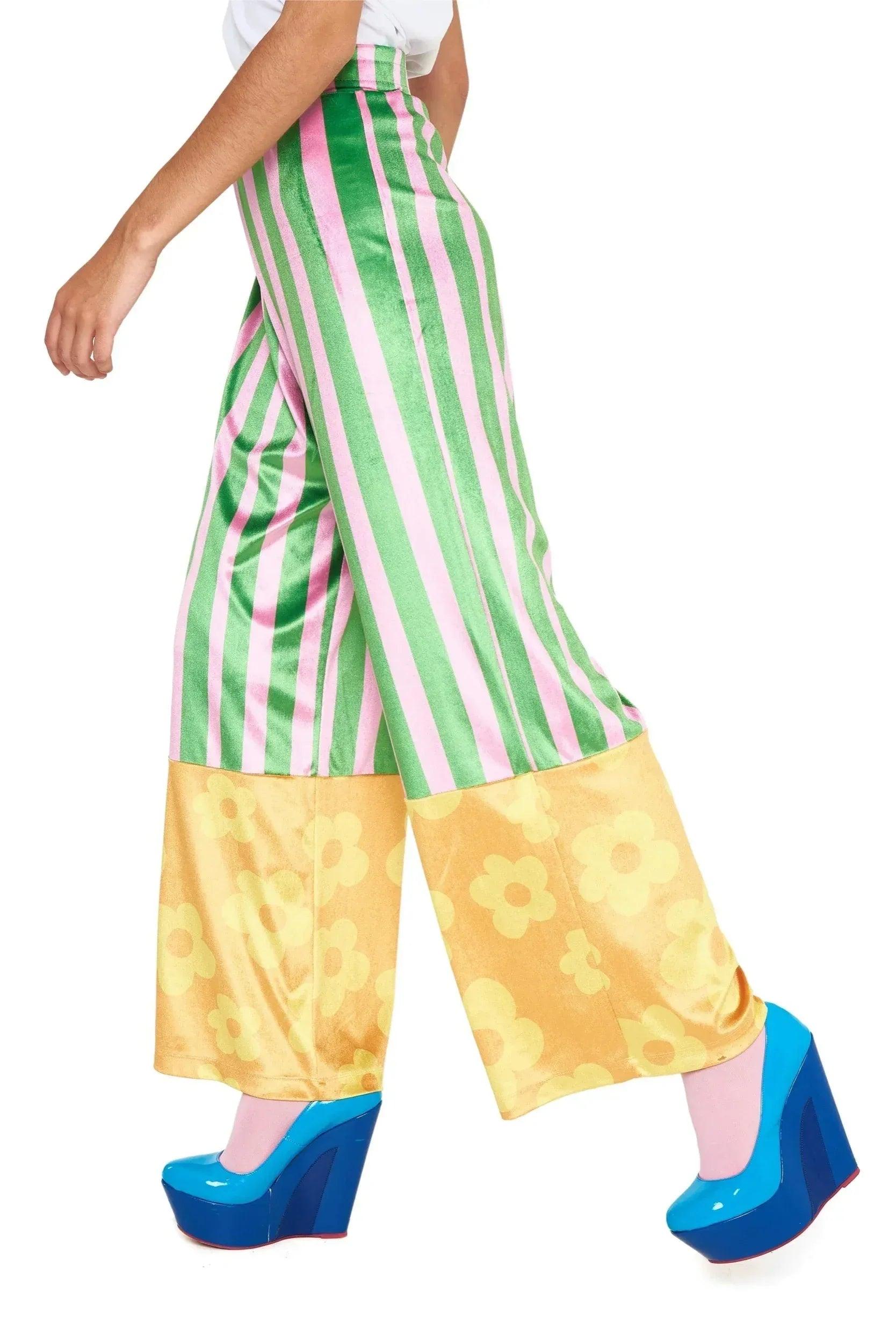 Pantalón de rayas verde y blanco con puños amarillos de flores y abertura amplia