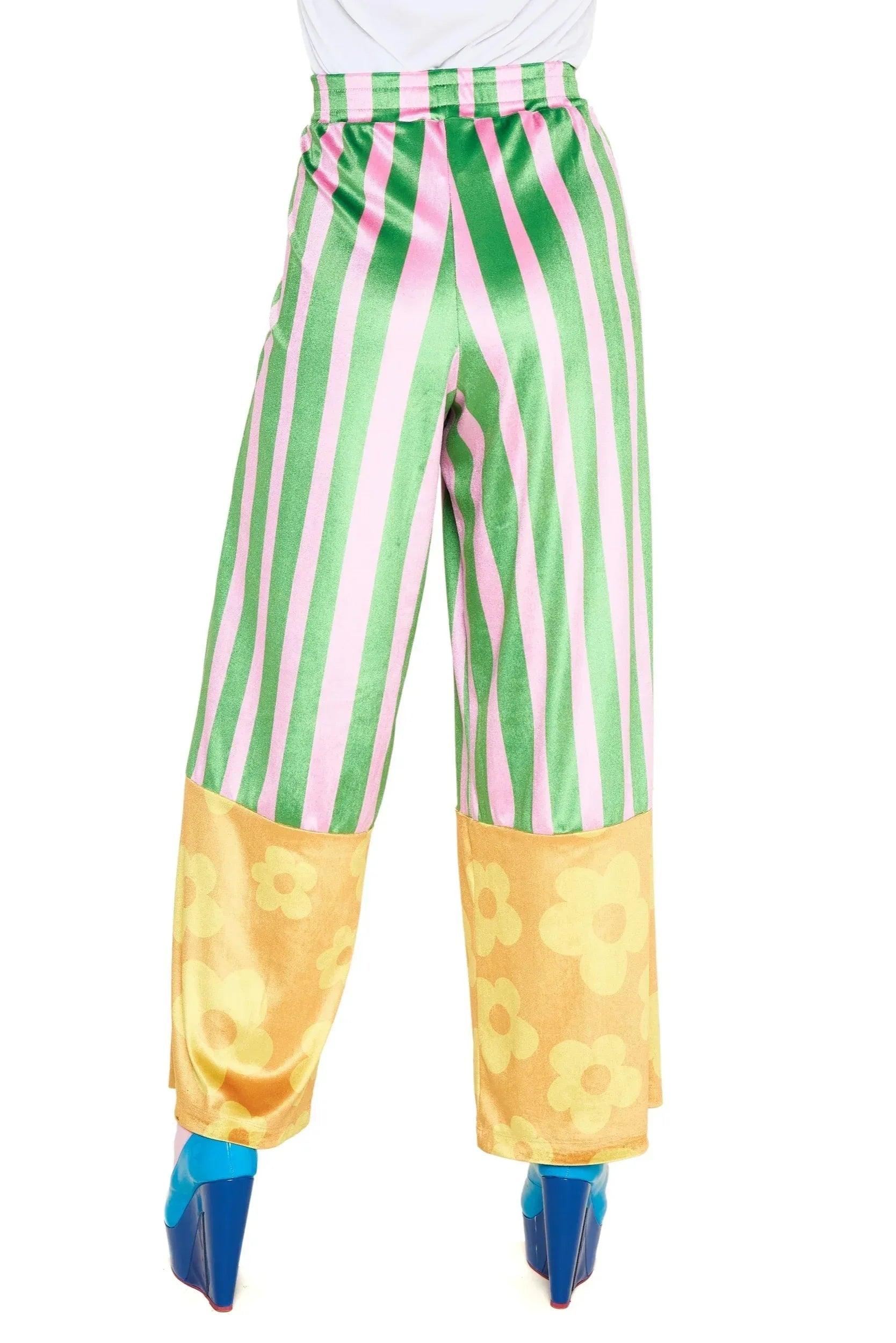 Pantalón ancho de rayas verde y blanco con cinturilla elástica y bajo amarillo