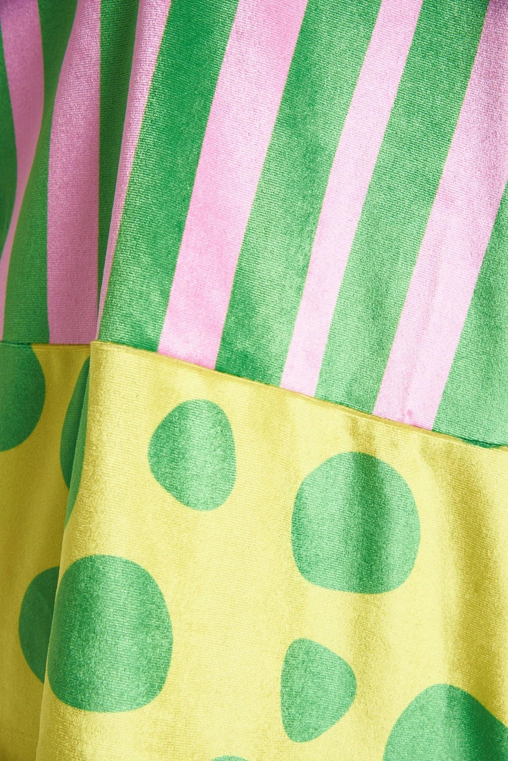 Bajo y puños del pantalón amarillo con estampado de flores verdes